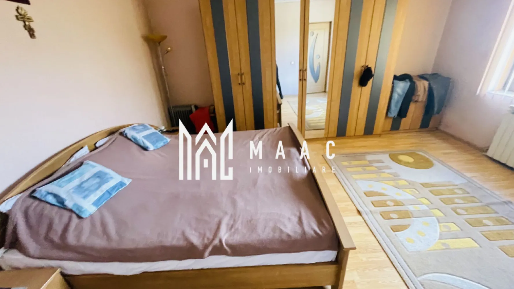 Vila 9 camere I 370 MP I Curte 500 MP I Zona Turnisor I 5 Bai - MAAC Imobiliare va propune spre vanzare vila situata in Turnisor.

Imobilul are o suprafata utila de 360 mp, compartimentat in 2 livinguri, 4 dormitoare, 5 bai, 2 garsoniere.

Imobilul are un teren de 700 mp, amprenta casei fiind de 200 mp, curte libera fiind de 500 mp.

Vila este intr-o zona linistita, aproape de toate centrele comerciale din Turnisor, gradinite, scoli.

Pentru mai multe detalii astept telefonul dumneavoastra cu specificatia ca ati vazut anuntul CP1478887.