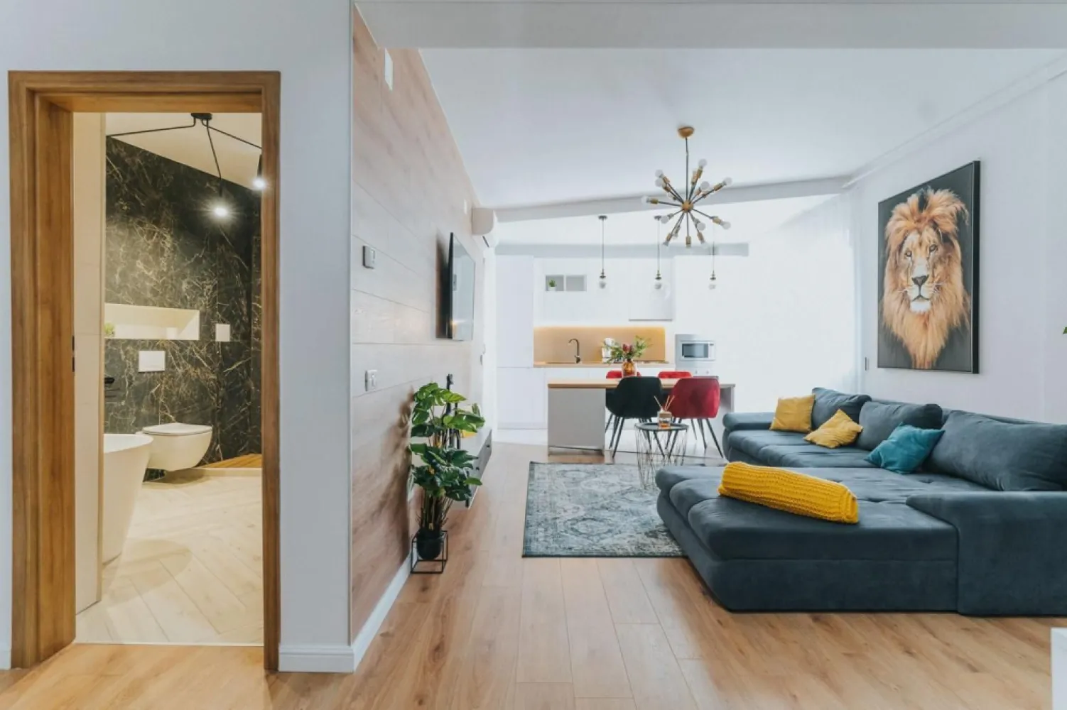 3 camere, ultracentral, Oradea. 750 Euro/lună + TVA (neg). Comision 0 - De închiriat: apartament 3 camere, ultracentral, Oradea. 750 Euro/lună + TVA, negociabil. Comision 0.
Disponibil din 6.01.2025.

Apartamentul este compus din 3 camere și balcon, situat într-un bloc nou.

Este complet finisat și utilat, cu încălzire în pardoseală asigurată de centrală individuală pe gaz, climatizare Daikin, rolete electrice din aluminiu, electrocasnice și alarmă antiefracție. Imobilul dispune de lift.

Există posibilitatea de închiriere a unui loc de parcare și a unei boxe de depozitare.

Contact: 0751 254 234 - Flavius Bunoiu