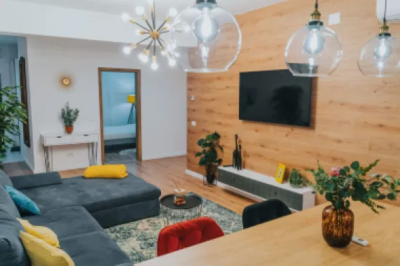 3 camere, ultracentral, Oradea. 750 Euro/lună + TVA (neg). Comision 0
