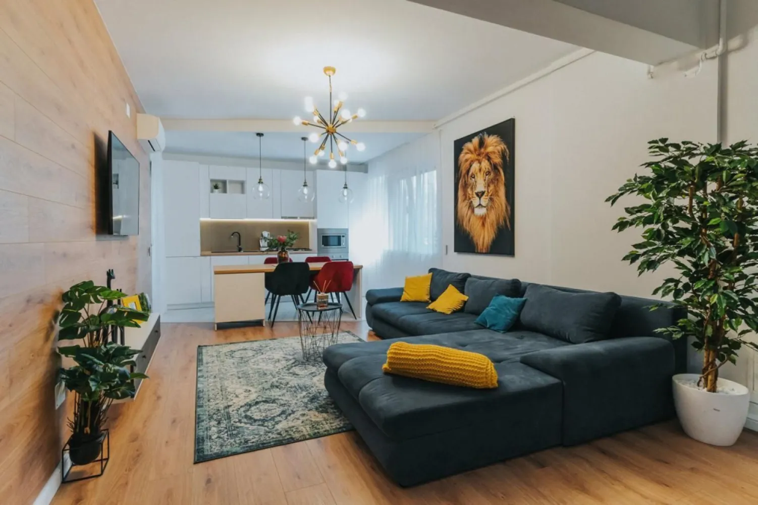 3 camere, ultracentral, Oradea. 750 Euro/lună + TVA (neg). Comision 0 - De închiriat: apartament 3 camere, ultracentral, Oradea. 750 Euro/lună + TVA, negociabil. Comision 0.
Disponibil din 6.01.2025.

Apartamentul este compus din 3 camere și balcon, situat într-un bloc nou.

Este complet finisat și utilat, cu încălzire în pardoseală asigurată de centrală individuală pe gaz, climatizare Daikin, rolete electrice din aluminiu, electrocasnice și alarmă antiefracție. Imobilul dispune de lift.

Există posibilitatea de închiriere a unui loc de parcare și a unei boxe de depozitare.

Contact: 0751 254 234 - Flavius Bunoiu