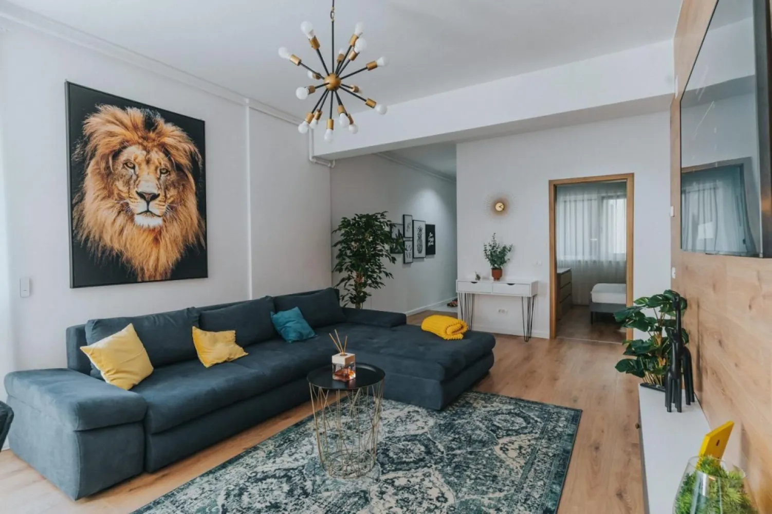 3 camere, ultracentral, Oradea. 750 Euro/lună + TVA (neg). Comision 0 - De închiriat: apartament 3 camere, ultracentral, Oradea. 750 Euro/lună + TVA, negociabil. Comision 0.
Disponibil din 6.01.2025.

Apartamentul este compus din 3 camere și balcon, situat într-un bloc nou.

Este complet finisat și utilat, cu încălzire în pardoseală asigurată de centrală individuală pe gaz, climatizare Daikin, rolete electrice din aluminiu, electrocasnice și alarmă antiefracție. Imobilul dispune de lift.

Există posibilitatea de închiriere a unui loc de parcare și a unei boxe de depozitare.

Contact: 0751 254 234 - Flavius Bunoiu