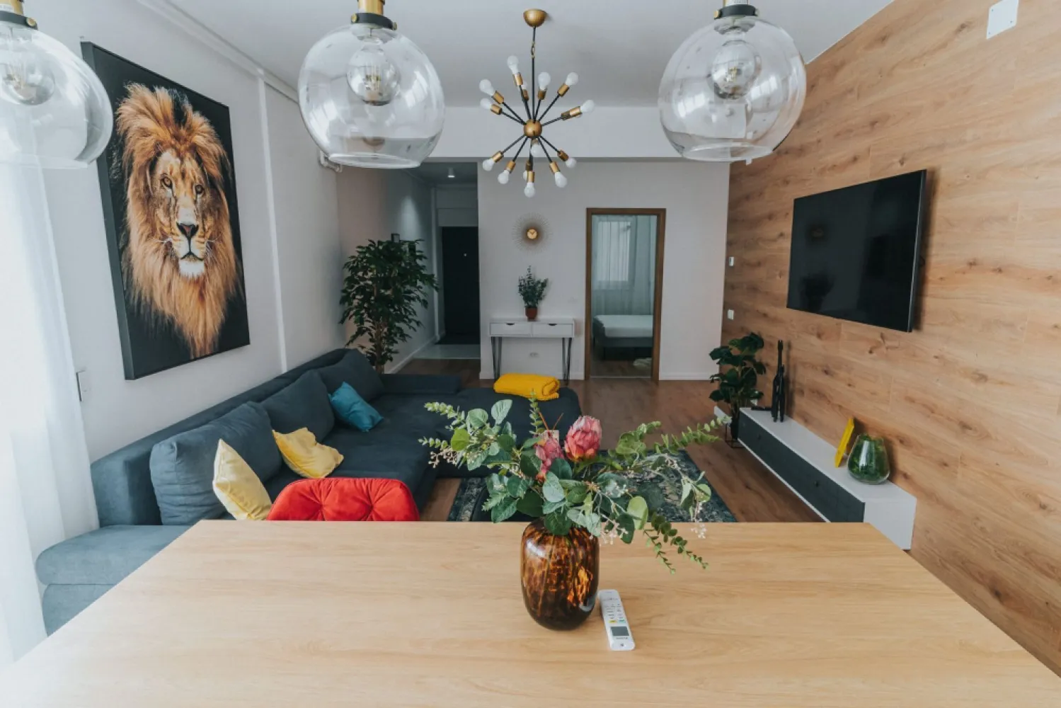 3 camere, ultracentral, Oradea. 750 Euro/lună + TVA (neg). Comision 0