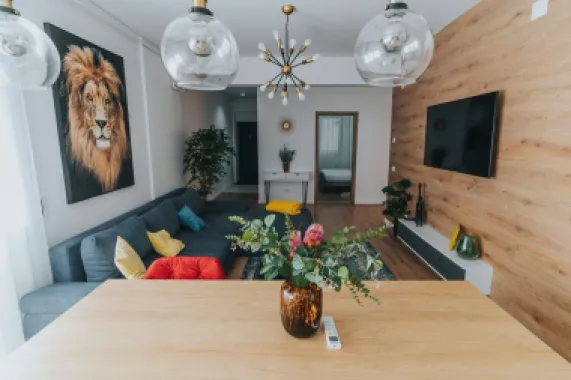 3 camere, ultracentral, Oradea. 750 Euro/lună + TVA (neg). Comision 0