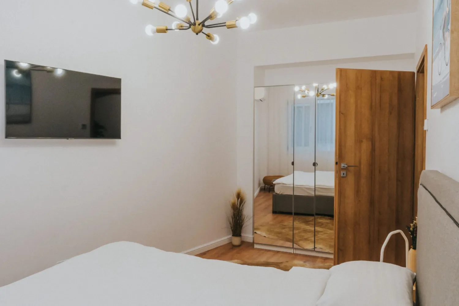 3 camere, ultracentral, Oradea. 750 Euro/lună + TVA (neg). Comision 0