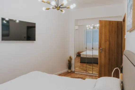3 camere, ultracentral, Oradea. 750 Euro/lună + TVA (neg). Comision 0