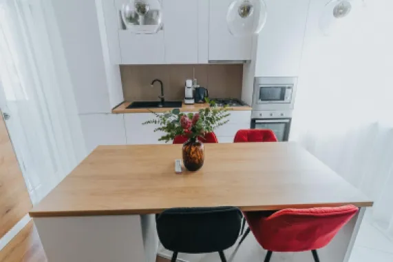 3 camere, ultracentral, Oradea. 750 Euro/lună + TVA (neg). Comision 0