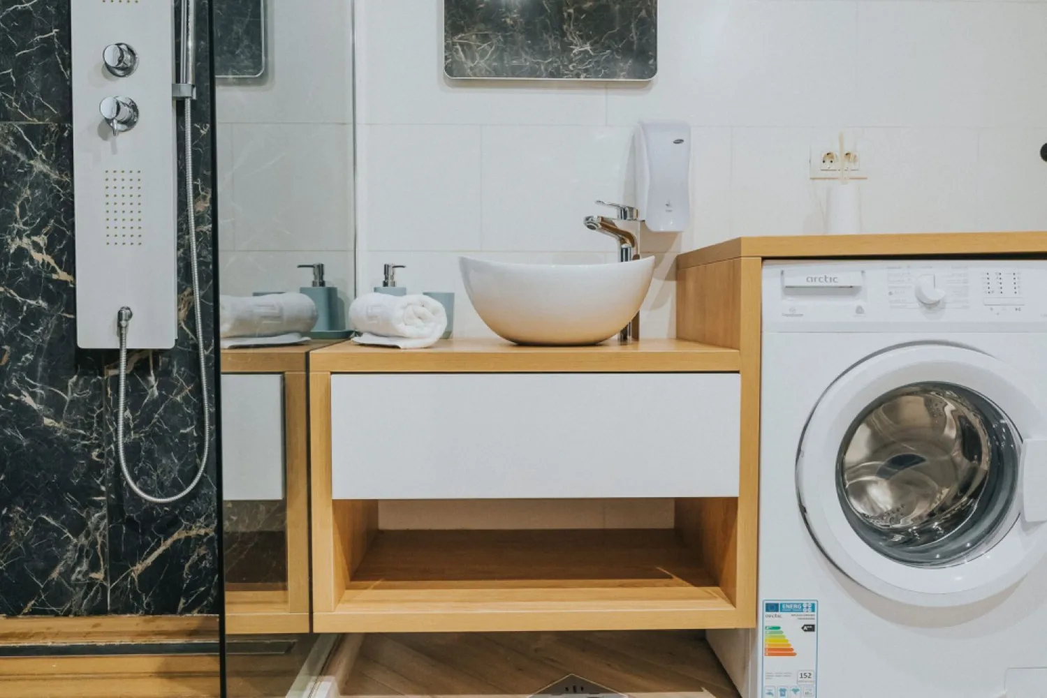 3 camere, ultracentral, Oradea. 750 Euro/lună + TVA (neg). Comision 0