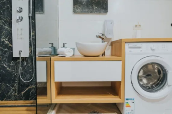 3 camere, ultracentral, Oradea. 750 Euro/lună + TVA (neg). Comision 0