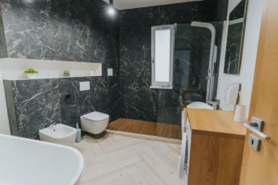 3 camere, ultracentral, Oradea. 750 Euro/lună + TVA (neg). Comision 0