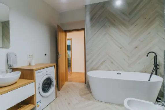 3 camere, ultracentral, Oradea. 750 Euro/lună + TVA (neg). Comision 0