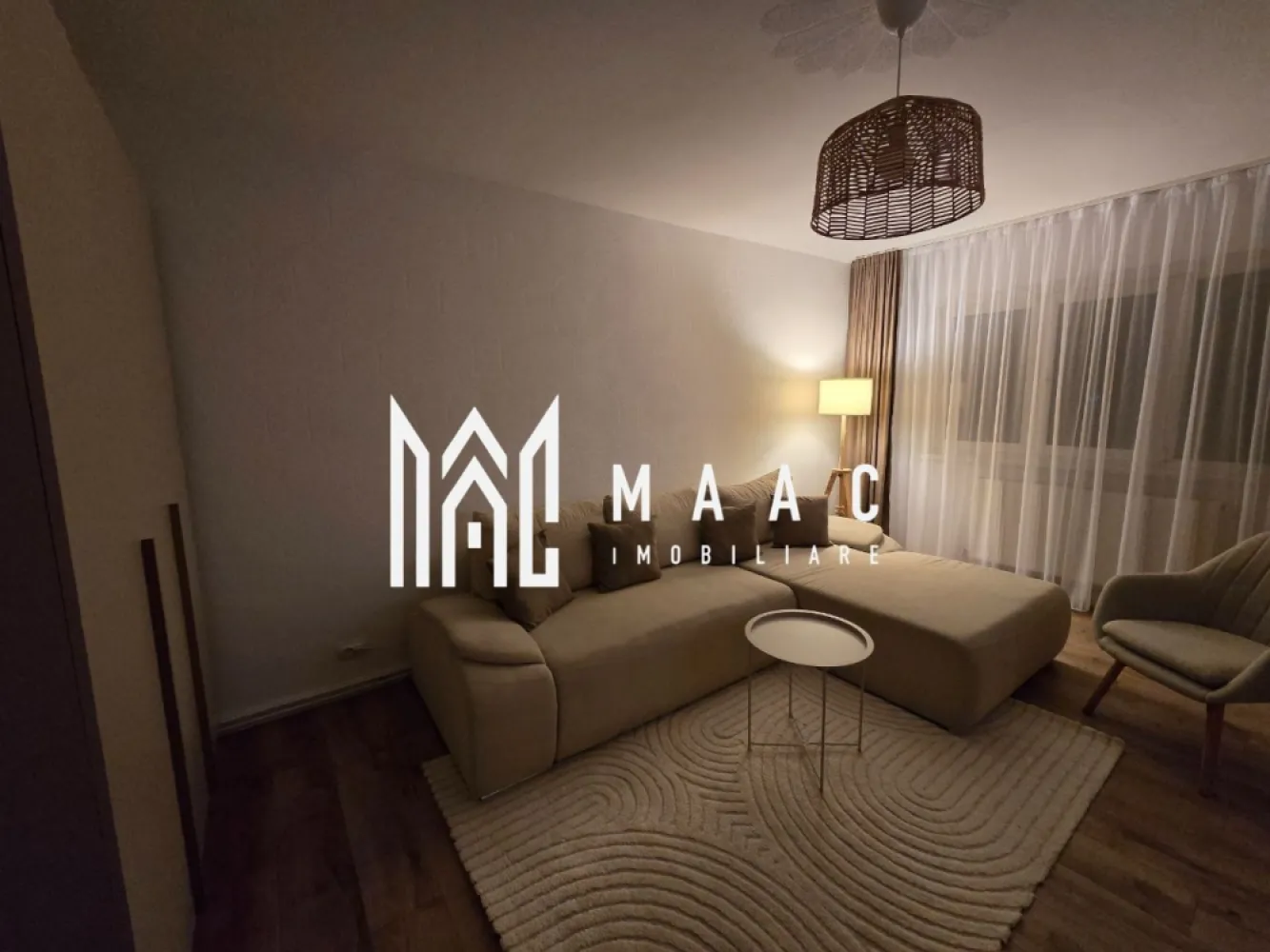 Apartament 2 camere | Modern | Central - Calea Dumbravii - MAAC Imobiliare ofera spre inchiriere apartament de 2 camere elegant, complet mobilat si utilat, renovat, in zona Calea Dumbravii (la 5 minute de centru).

Detalii despre apartament:
- Suprafață: 53 mp
- Compartimentare: 2 camere decomandate (sufragerie și dormitor), bucătărie separată, baie, cămară, debara și balcon.
- Etaj: 4
- Stare: Renovare recentă cu finisaje moderne și mobilă nouă
- Prima închiriere după renovare – mobilă nouă și de calitate superioară
- Centrală termică proprie și electrocasnice noi, la prima utilizare
- Spații de depozitare generoase în apartament, atât debara cât și cămară
- Locație premium
- Acces facil la transport: 1 minut până la stația de autobuz 
- Parcare: locuri de parcare gratuite în fața blocului
- Supermarket non-stop la 2 minute de mers pe jos
- În apropiere: centre de afaceri, bănci, cafenele, finanțe, facultăți și alte puncte de interes
- Apartament luminos, cu o priveliște panoramică asupra orașului și munților

Nu se acceptă animale de companie. Se percepe garantie in cuantumul a două chirii lunare. Disponibilitate imediata.

Pentru mai multe detalii sau pentru a programa o vizionare, va rugam specificati telefonic: CP2291197
