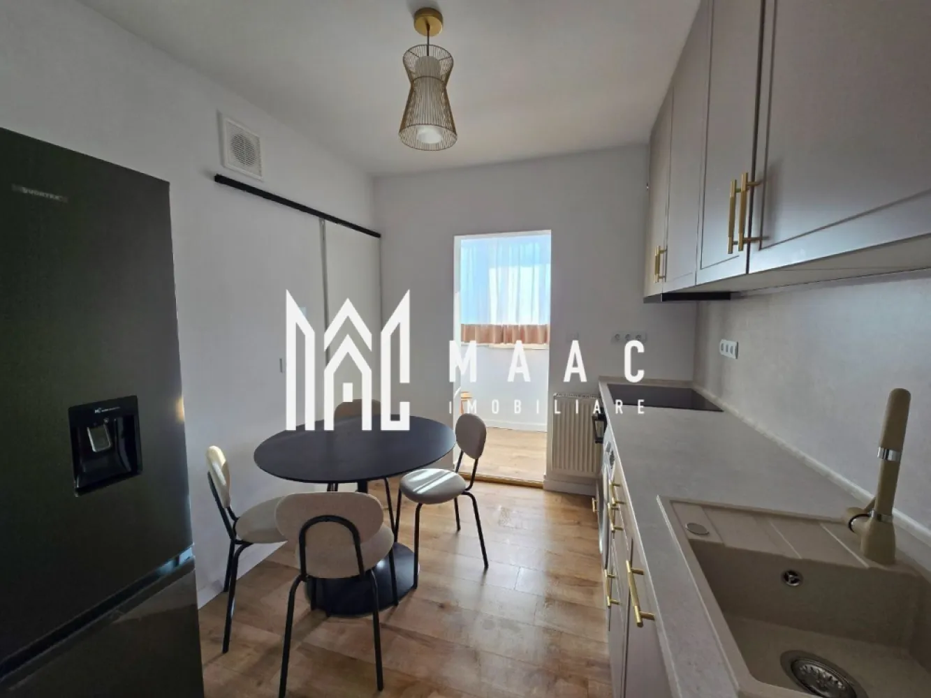 Apartament 2 camere | Modern | Central - Calea Dumbravii - MAAC Imobiliare ofera spre inchiriere apartament de 2 camere elegant, complet mobilat si utilat, renovat, in zona Calea Dumbravii (la 5 minute de centru).

Detalii despre apartament:
- Suprafață: 53 mp
- Compartimentare: 2 camere decomandate (sufragerie și dormitor), bucătărie separată, baie, cămară, debara și balcon.
- Etaj: 4
- Stare: Renovare recentă cu finisaje moderne și mobilă nouă
- Prima închiriere după renovare – mobilă nouă și de calitate superioară
- Centrală termică proprie și electrocasnice noi, la prima utilizare
- Spații de depozitare generoase în apartament, atât debara cât și cămară
- Locație premium
- Acces facil la transport: 1 minut până la stația de autobuz 
- Parcare: locuri de parcare gratuite în fața blocului
- Supermarket non-stop la 2 minute de mers pe jos
- În apropiere: centre de afaceri, bănci, cafenele, finanțe, facultăți și alte puncte de interes
- Apartament luminos, cu o priveliște panoramică asupra orașului și munților

Nu se acceptă animale de companie. Se percepe garantie in cuantumul a două chirii lunare. Disponibilitate imediata.

Pentru mai multe detalii sau pentru a programa o vizionare, va rugam specificati telefonic: CP2291197