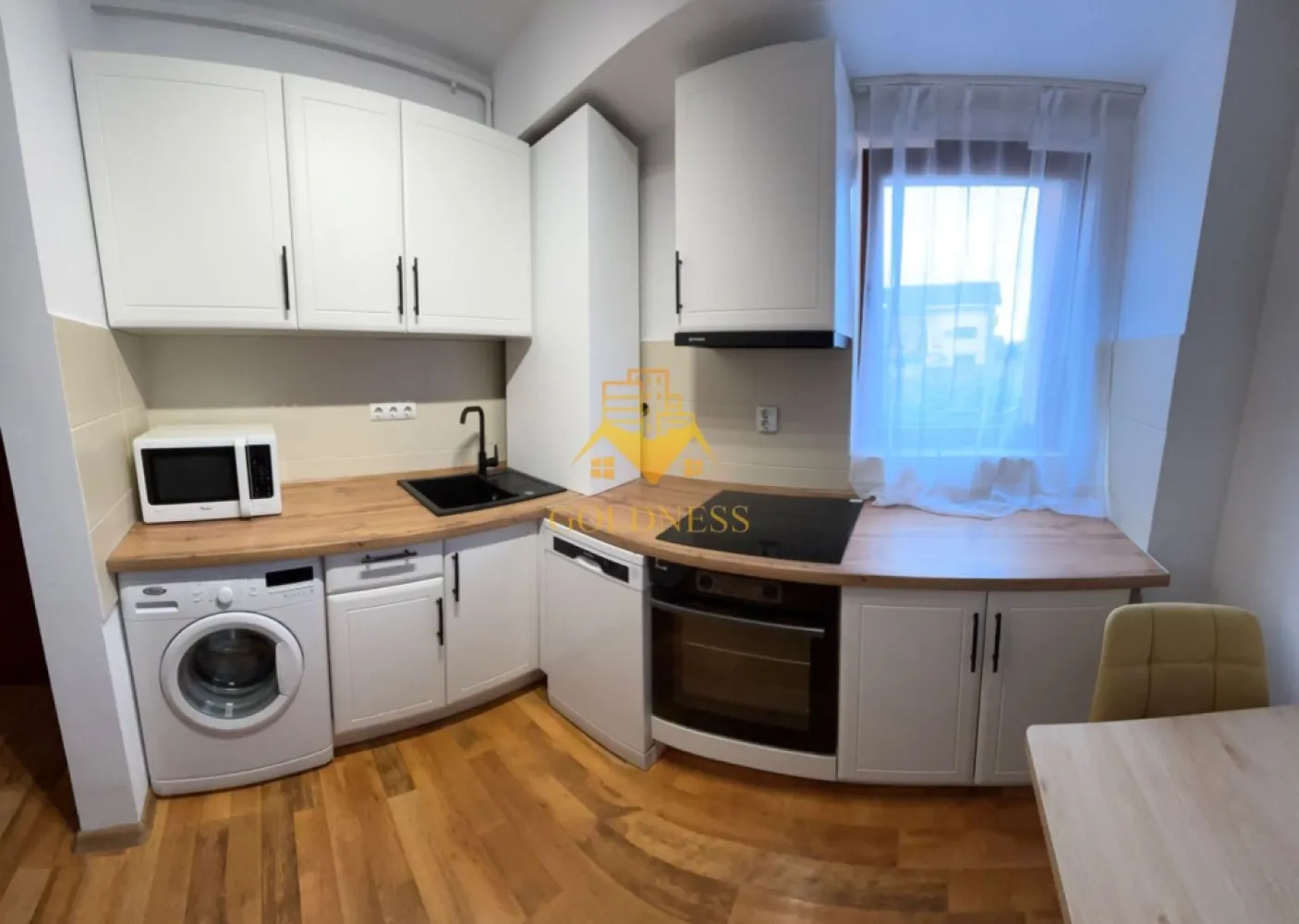 2 camere decomandate, Iulius Mall, FSEGA, Modern, Oltului,Aucan, Mol. - GOLDNESS Imobiliare vă propune spre închiriere un apartament cu 2 camere complet mobilat și utilat, la etajul 1 într-un imobil de 3 etaje, în Cartierul Intre lacuri.
Posibilitate de parcare in zona la liber!
Se află în apropierea stațiilor de transport în comun, magazine, restaurante, spații verzi, farmacii, etc. 

Apartamentul este compartimentat astfel:
 - dormitor cu pat matrimonial, dressing, noptiere
 - living cu canapea extensibilă, loc de servit masa 
 - bucatarie complet utilată și mobilata
 - baie cu cada, calorifer port prosop și dulap pentru depozitare.
 - balcon 6 mp.

Imobilul este dotat cu toate cele necesare- centrală proprie, frigider, aragaz, hotă, mașină de spălat haine, etc. 

Dacă sunteți interesați de acest apartament și doriți să îl vizionați, dar și pentru alte oferte nu ezitați să ne contactați telefonic sau prin e-mail. Vă stăm la dispoziție!
Pentru intermediere se percepe un comision de 50% din prețul chiriei!