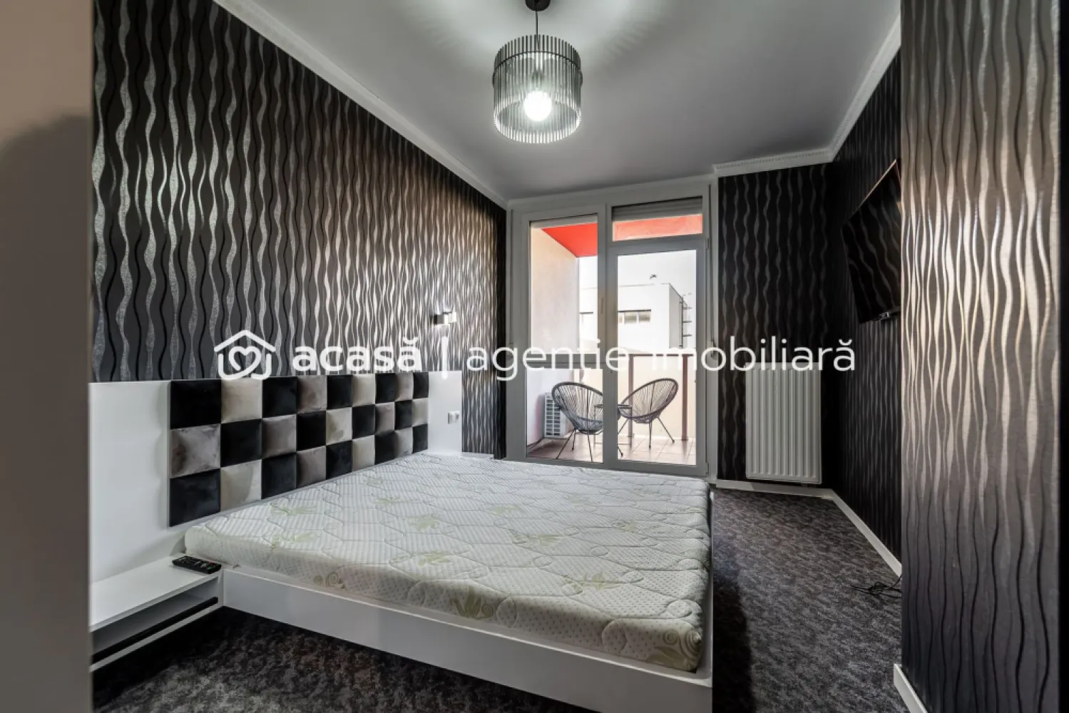 Oportunitate premium | zonă de top Arad | finisaje de excepție - Vă prezentăm spre vânzare o proprietate deosebită, situată în Micălaca, concepută pentru cei care pun preț pe calitate, spațiu și confort.
Cu un preț corect poziționat la 124.500 €, acest imobil reprezintă una dintre cele mai bune investiții din zona 300 în acest moment.

Puncte forte care fac diferența:
Configurație: 2 camere | living+bucătărie open space+dormitor+baie
Confort termic: centrală proprie pe gaz / bloc nou, izolatat termic / facturi optimizate și confort maxim.
Finisaje: materiale premium, atent alese (gresie porțelanată, parchet trafic intens, tâmplărie de calitate).
Dotări: se vinde mobilat și utilat / aer condiționat 
Localizare: aproape de Malul Mureșului pe o stradă liniștită, ferită de zgomotul traficului intens.

De ce să alegi această proprietate?
Gata de mutat: nu necesită investiții suplimentare.
Eficiență: compartimentare inteligentă care maximizează fiecare metru pătrat.
Valoare stabilă: poziționarea într-o zonă căutată garantează aprecierea investiției în timp.

📞 Contactează-mă acum pentru detalii: 07225252639
Sebastian Nica – Consultantul tău imobiliar în Arad

Nu dispui de toată suma? Te ajutăm noi gratuit! Îți obținem oferte de la 16 bănci.
Ai o proprietate de vânzare în Arad și vrei să știi cât valorează cu adevărat?
Sună-mă pentru o evaluare gratuită, fără obligații.

Birou: ACASĂ | Agenție imobiliară Arad
Bulevardul Decebal 2, Arad 310133