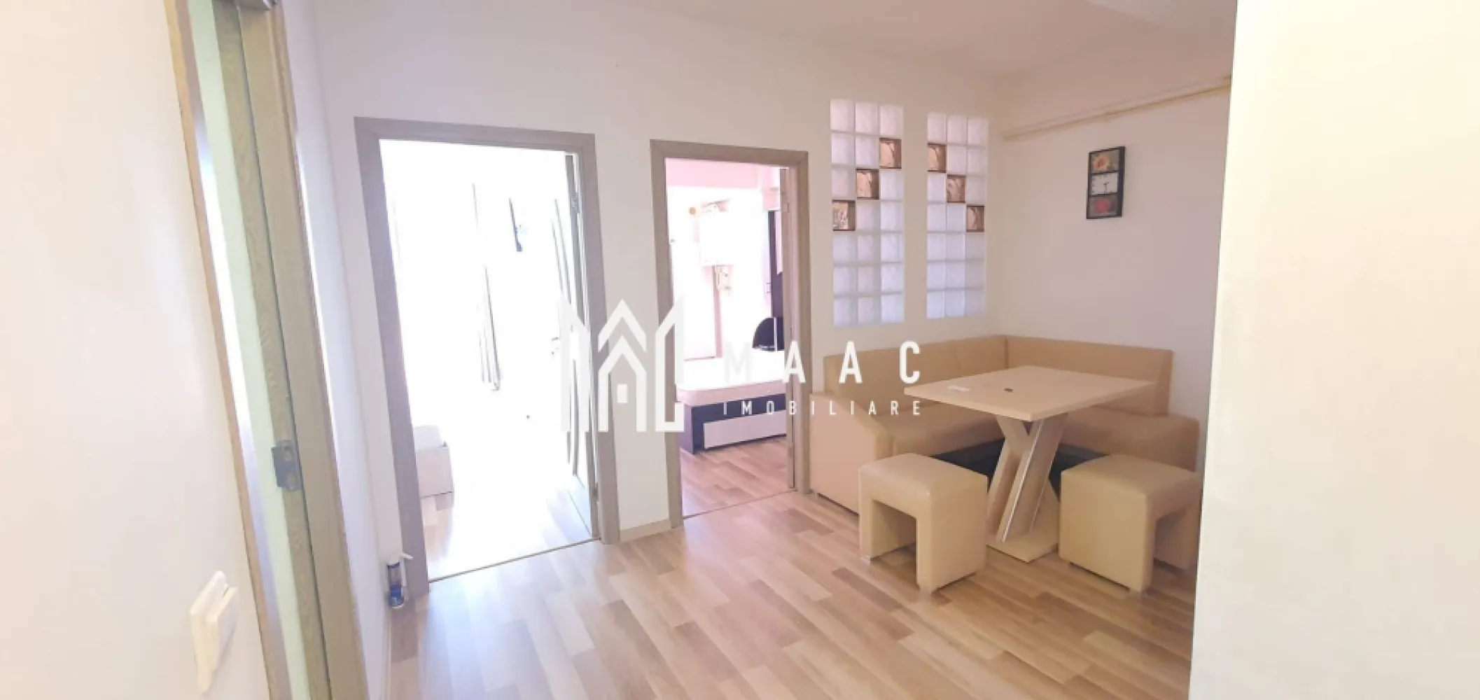 Apartament 2 Camere | Etaj Intermediar | zona Dedeman - MAAC Imobiliare va propune o oportunitate de aur în zonă liniștită: Apartament cu 2 camere, mobilat modern, parcare cu barieră.
Dacă căutați un cămin perfect sau o investiție sigură, acest apartament cu 2 camere este răspunsul. Situat într-o zonă liniștită, dar extrem de bine conectată, oferă tot confortul și practicitatea necesare unei vieți moderne.

Detalii care fac diferența:

* Spațiu generos și primitor:** Apartamentul beneficiază de o suprafață generoasă, distribuită inteligent pentru a asigura un trai confortabil.
* Gata de locuit, imediat:** Este complet mobilat cu mobilier modern și de calitate superioară, aducând un aer contemporan și sofisticat. Finisajele recente sunt impecabile.
* Lumină și prospețime:** Datorită dispunerii excelente, spațiul este luminos natural pe tot parcursul zilei și bine aerisit, creând o atmosferă sănătoasă și plăcută.
* Liniște și securitate:** Parcarea cu acces controlat prin barieră vă oferă pace și siguranță pentru autovehiculul dumneavoastră.

Locație excelentă – totul la îndemână:

Poziția este unul dintre punctele forte majore. Situat **în spatele magazinului Dedeman**, apartamentul vă pune la doar câțiva pași de toate necesitățile zilnice:
* Magazine** și supermarketuri pentru cumpărături facile.
* Școli și grădinițe în proximitate, ideal pentru familii.
* Stații de transport în comun la distanță scurtă, asigurând legături rapide către orice punct al orașului.

Această combinație perfectă între liniștea unei zone rezidențiale și accesibilitatea imediată la facilități face din acest apartament o alegere de excepție atât pentru cei care doresc să se stabilească, cât și pentru investitori, având un potențial mare de închiriere.

Nu lăsați șansa să vă scape!

Acest apartament reunește tot ceea ce vă puteți dori: condiții excelente, locație privilegiată și stare impecabilă.
Contactați-ne chiar acum pentru mai multe informații sau pentru a programa o vizionare și a vedea cu ochii dumneavoastră această oportunitate!
Pentru mai multe detalii precizati telefonic ca ati vazut anuntul cu ID CP2886873