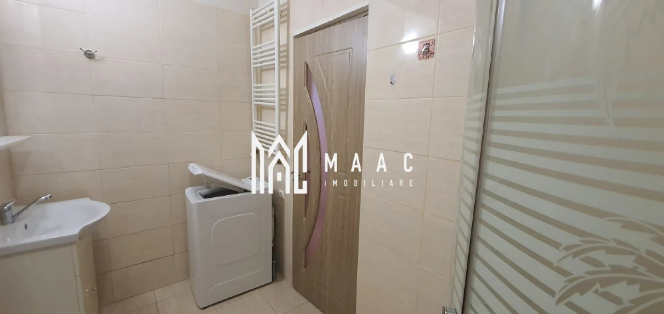 Apartament 2 Camere | Etaj Intermediar | zona Dedeman - MAAC Imobiliare va propune o oportunitate de aur în zonă liniștită: Apartament cu 2 camere, mobilat modern, parcare cu barieră.
Dacă căutați un cămin perfect sau o investiție sigură, acest apartament cu 2 camere este răspunsul. Situat într-o zonă liniștită, dar extrem de bine conectată, oferă tot confortul și practicitatea necesare unei vieți moderne.

Detalii care fac diferența:

* Spațiu generos și primitor:** Apartamentul beneficiază de o suprafață generoasă, distribuită inteligent pentru a asigura un trai confortabil.
* Gata de locuit, imediat:** Este complet mobilat cu mobilier modern și de calitate superioară, aducând un aer contemporan și sofisticat. Finisajele recente sunt impecabile.
* Lumină și prospețime:** Datorită dispunerii excelente, spațiul este luminos natural pe tot parcursul zilei și bine aerisit, creând o atmosferă sănătoasă și plăcută.
* Liniște și securitate:** Parcarea cu acces controlat prin barieră vă oferă pace și siguranță pentru autovehiculul dumneavoastră.

Locație excelentă – totul la îndemână:

Poziția este unul dintre punctele forte majore. Situat **în spatele magazinului Dedeman**, apartamentul vă pune la doar câțiva pași de toate necesitățile zilnice:
* Magazine** și supermarketuri pentru cumpărături facile.
* Școli și grădinițe în proximitate, ideal pentru familii.
* Stații de transport în comun la distanță scurtă, asigurând legături rapide către orice punct al orașului.

Această combinație perfectă între liniștea unei zone rezidențiale și accesibilitatea imediată la facilități face din acest apartament o alegere de excepție atât pentru cei care doresc să se stabilească, cât și pentru investitori, având un potențial mare de închiriere.

Nu lăsați șansa să vă scape!

Acest apartament reunește tot ceea ce vă puteți dori: condiții excelente, locație privilegiată și stare impecabilă.
Contactați-ne chiar acum pentru mai multe informații sau pentru a programa o vizionare și a vedea cu ochii dumneavoastră această oportunitate!
Pentru mai multe detalii precizati telefonic ca ati vazut anuntul cu ID CP2886873