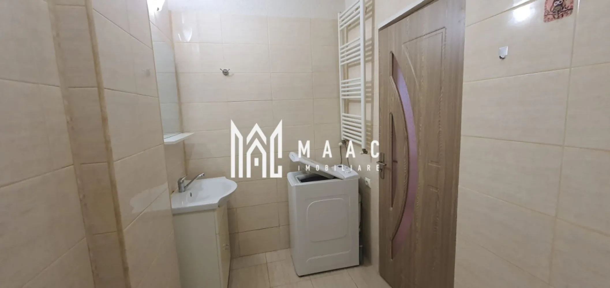 Apartament 2 Camere | Etaj Intermediar | zona Dedeman - MAAC Imobiliare va propune o oportunitate de aur în zonă liniștită: Apartament cu 2 camere, mobilat modern, parcare cu barieră.
Dacă căutați un cămin perfect sau o investiție sigură, acest apartament cu 2 camere este răspunsul. Situat într-o zonă liniștită, dar extrem de bine conectată, oferă tot confortul și practicitatea necesare unei vieți moderne.

Detalii care fac diferența:

* Spațiu generos și primitor:** Apartamentul beneficiază de o suprafață generoasă, distribuită inteligent pentru a asigura un trai confortabil.
* Gata de locuit, imediat:** Este complet mobilat cu mobilier modern și de calitate superioară, aducând un aer contemporan și sofisticat. Finisajele recente sunt impecabile.
* Lumină și prospețime:** Datorită dispunerii excelente, spațiul este luminos natural pe tot parcursul zilei și bine aerisit, creând o atmosferă sănătoasă și plăcută.
* Liniște și securitate:** Parcarea cu acces controlat prin barieră vă oferă pace și siguranță pentru autovehiculul dumneavoastră.

Locație excelentă – totul la îndemână:

Poziția este unul dintre punctele forte majore. Situat **în spatele magazinului Dedeman**, apartamentul vă pune la doar câțiva pași de toate necesitățile zilnice:
* Magazine** și supermarketuri pentru cumpărături facile.
* Școli și grădinițe în proximitate, ideal pentru familii.
* Stații de transport în comun la distanță scurtă, asigurând legături rapide către orice punct al orașului.

Această combinație perfectă între liniștea unei zone rezidențiale și accesibilitatea imediată la facilități face din acest apartament o alegere de excepție atât pentru cei care doresc să se stabilească, cât și pentru investitori, având un potențial mare de închiriere.

Nu lăsați șansa să vă scape!

Acest apartament reunește tot ceea ce vă puteți dori: condiții excelente, locație privilegiată și stare impecabilă.
Contactați-ne chiar acum pentru mai multe informații sau pentru a programa o vizionare și a vedea cu ochii dumneavoastră această oportunitate!
Pentru mai multe detalii precizati telefonic ca ati vazut anuntul cu ID CP2886873