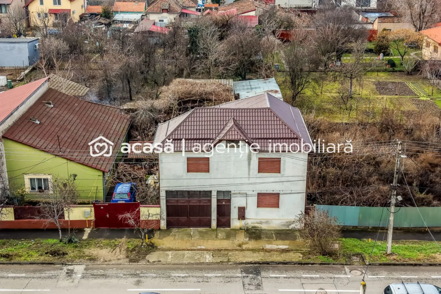 Casa 4 camere - Teren 539 mp - cartier Bujac - COMISION 0 - Vă propunem spre vânzare o casă solidă, cu 4 camere, situată în cartierul Bujac, pe strada București – una dintre cele mai căutate zone ale cartierului, datorită accesului rapid către magazine alimentare, Liceul Sportiv, stadionul din Bujac (Trei Colegi) și stația de autobuz.

Imobilul este construit în mare parte din cărămidă, pe fundație din beton, având regim de înălțime D + P + 1E + pod. Casa beneficiază de centuri de beton, placă de beton peste parter, iar acoperișul a fost recent schimbat, fiind realizat din tablă.

Proprietatea dispune de toate utilitățile, inclusiv gaz, încălzirea realizându-se cu centrală termică proprie.
Compartimentarea este practică și funcțională:
- 4 camere
- bucătărie cu cămară
- baie (există spațiu pentru încă o baie de serviciu)

Terenul are o suprafață de 539 mp, cu acces auto în curte. Pe proprietate se află mai multe anexe, care pot fi demolate, oferind posibilitatea amenajării unei grădini generoase sau a unui spațiu de relaxare.

Casa necesită renovare, fiind ideală pentru cei care doresc să o personalizeze după propriul plac.

📞 Pentru mai multe detalii și pentru programarea unei vizionări:
0755 274 519 – Daniel Hord - Consultant imobiliar

Nu dispui de toată suma? Te ajutăm noi gratuit! Îți obținem oferte de la 16 bănci
Ai o proprietate de vânzare în Arad și vrei să știi cât valorează cu adevărat?
Sună-mă pentru o evaluare GRATUITĂ!

Birou: ACASĂ | Agenție imobiliară Arad
Adresă: Bulevardul Decebal 2, Arad 310133