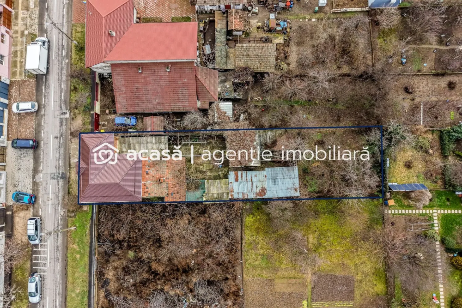 Casa 4 camere - Teren 539 mp - cartier Bujac - COMISION 0 - Vă propunem spre vânzare o casă solidă, cu 4 camere, situată în cartierul Bujac, pe strada București – una dintre cele mai căutate zone ale cartierului, datorită accesului rapid către magazine alimentare, Liceul Sportiv, stadionul din Bujac (Trei Colegi) și stația de autobuz.

Imobilul este construit în mare parte din cărămidă, pe fundație din beton, având regim de înălțime D + P + 1E + pod. Casa beneficiază de centuri de beton, placă de beton peste parter, iar acoperișul a fost recent schimbat, fiind realizat din tablă.

Proprietatea dispune de toate utilitățile, inclusiv gaz, încălzirea realizându-se cu centrală termică proprie.
Compartimentarea este practică și funcțională:
- 4 camere
- bucătărie cu cămară
- baie (există spațiu pentru încă o baie de serviciu)

Terenul are o suprafață de 539 mp, cu acces auto în curte. Pe proprietate se află mai multe anexe, care pot fi demolate, oferind posibilitatea amenajării unei grădini generoase sau a unui spațiu de relaxare.

Casa necesită renovare, fiind ideală pentru cei care doresc să o personalizeze după propriul plac.

📞 Pentru mai multe detalii și pentru programarea unei vizionări:
0755 274 519 – Daniel Hord - Consultant imobiliar

Nu dispui de toată suma? Te ajutăm noi gratuit! Îți obținem oferte de la 16 bănci
Ai o proprietate de vânzare în Arad și vrei să știi cât valorează cu adevărat?
Sună-mă pentru o evaluare GRATUITĂ!

Birou: ACASĂ | Agenție imobiliară Arad
Adresă: Bulevardul Decebal 2, Arad 310133