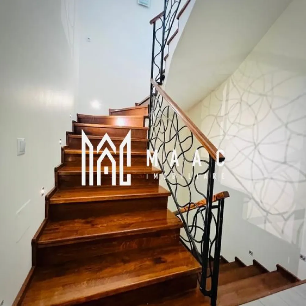 Casă modernă și elegantă • 4 camere | 135mp utili + terasă 55 mp | Curte 180mp - MAAC Imobiliare vă propune spre vânzare o casă modernă și elegantă, situată pe strada George Coșbuc din Șelimbăr – o zonă liniștită, cu acces rapid către Shopping City Sibiu, parcuri și zone de recreere, grădinițe, școli și transport în comun. Suprafață utilă: 134,5 mp Terasă: 55 mp (etaj retras) Teren: 249,5 mp Curte liberă: cca. 180 mp Compartimentare: • Parter: living generos cu aer elegant, bucătărie open-space + bucătărie închisă complet utilată, baie de serviciu, acces direct către curte. • Etaj: 3 dormitoare spațioase, baie mare cu jacuzzi. • Etaj retras: baie cu duș, mașină de spălat rufe, terasă panoramică de 55 mp. Dotări & finisaje: • Mobilier premium la comandă, canapele Mobexpert și Divani & Sofa. • Tavane cu spoturi și iluminat LED ambiental. • Marmură la parter (hol, bucătării și baie de serviciu), lemn natural în living. • Scară din lemn masiv cu balustradă din fier forjat decorativ. • Tâmplărie QFORT tripan, centrală Viessmann, instalații electrice Schneider. Exterior & facilități: • Curte elegant amenajată cu gazon, plante decorative și gard viu din tuia. • Sistem automat de irigații pentru gazon și flori. • Poartă de acces și poartă de garaj automatizate cu telecomandă. • Două locuri de parcare în curte. • Căsuță de grădină pentru depozitare. Locuința se predă complet mobilată și utilată, într-o stare foarte bună. 📞 Contactează-ne pentru mai multe detalii sau pentru a programa o vizionare, menționați CP2676807 ! }}