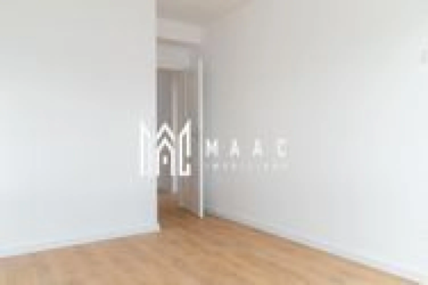 Comision 0 % | Apartament 4 camere | Etaj 1 | Loc de parcare - MAAC Imobiliare va propune spre vanzare un apartament cu 4 camere, direct de la dezvoltator, situat într-un complex rezidențial nou. Locuințele care compun ansamblul, sunt structurate în apartamente de 2 camere, 3 camere și 2 tipuri de 4 camere. Toate apartamentele sunt bine proporționate, compartimentate excelent pentru o viață modernă, pregătite și gândite în așa fel încât, fiecare spațiu să fie util vieții cotidiene. Suprafata utila a acestui apartament este de 86.82 mp, cu o compartimentare optima astfel: - living open space cu bucatarie - dormitor matrimonial cu baie proprie - 2 dormitoare - baie - hol - 2 balcoane Se poate opta atat pentru predare la cheie cat si cu predare la stadiul de semifinisat. Pentru mai multe informatii specificati ca ati vazut anuntul cu ID: CP2581877 }}