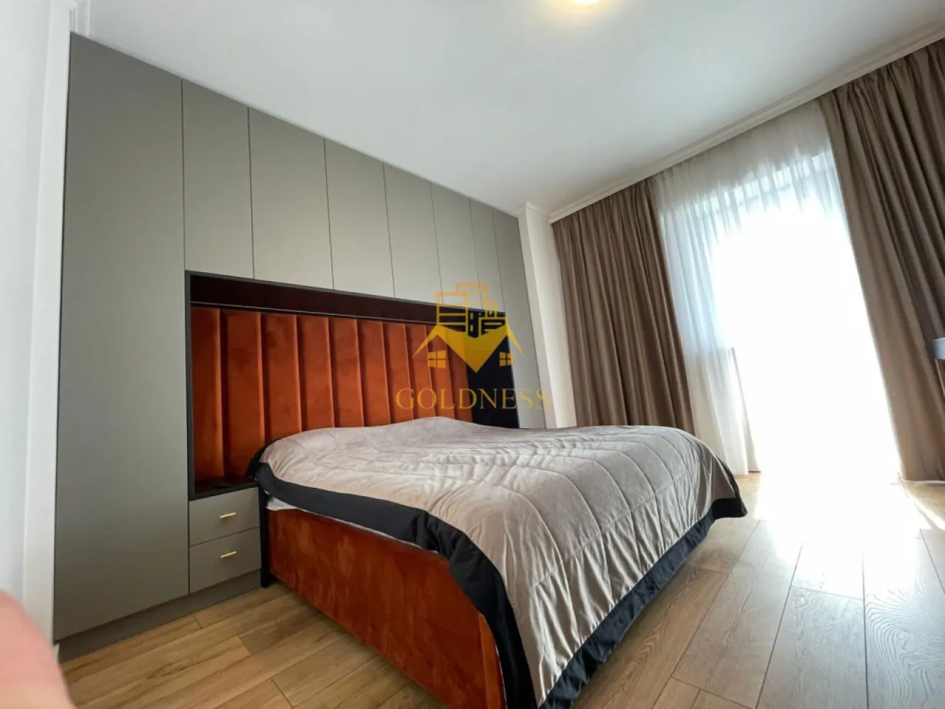 2 Camere decomandate, Parcare, West City, Calea Floresti,Manastur,Vivo - GOLDNESS Imobiliare vă propune spre închiriere un apartament cu 3 camere complet mobilat și utilat, la etajul 20 într-un imobil de 24 etaje, în Cartierul Manastur.
Parcare inclusa!
Se află în apropierea stațiilor de transport în comun, magazine, restaurante, spații verzi, farmacii, etc. 

Apartamentul este compartimentat astfel:
 - dormitor cu pat matrimonial, dressing, noptiere,TV
 - dormitor cu pat matrimonial, dressing, noptiere, Birou
 -bucatarie complet utilată și mobilată, loc de servit masa 
 - baie cu dus walk-in, calorifer port prosop și dulap pentru depozitare.
 - terasa de 12 mp.

Imobilul este dotat cu toate cele necesare- centrală proprie, frigider, aragaz, hotă, mașină de spălat haine, etc. 

Dacă sunteți interesați de acest apartament și doriți să îl vizionați, dar și pentru alte oferte nu ezitați să ne contactați telefonic sau prin e-mail. Vă stăm la dispoziție!
Pentru intermediere se percepe un comision de 50% din prețul chiriei!