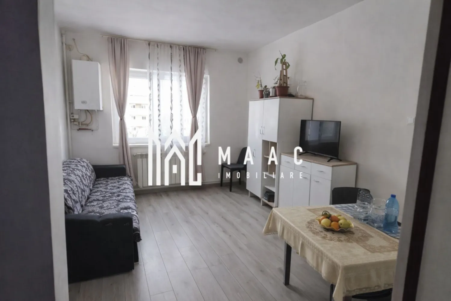 Garsonieră | Parter | Mobilată și utilată | Terezian - Maac Imobiliare prezintă spre vânzare o garsonieră situată la parter, cu o suprafață utilă de 22 mp, ideală pentru locuit sau investiție. Garsoniera este compartimentată practic în hol, bucătărie, baie și dormitor și se vinde complet mobilată și utilată. Imobilul dispune de tâmplărie termopan, parchet și centrală termică proprie. Baia este finisată cu gresie și faianță și este dotată cu cabină de duș, iar bucătăria este mobilată și utilată. Proprietatea este potrivită pentru închiriere, existând posibilitatea de preluare a chiriașului. Pentru mai multe informații și programarea unei vizionări, vă rugăm să menționați ID anunț: CP2869345. }}