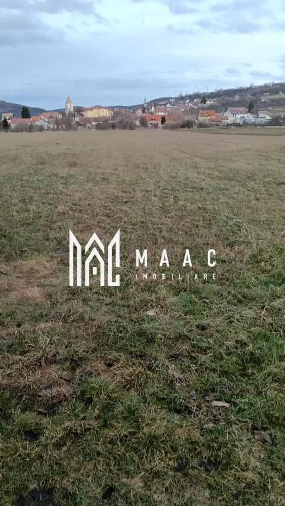 Teren Intravilan | 1.800MP | Gusterita - MAAC Imobiliare vă propune spre vânzare un teren intravilan cu suprafața totală de 1.800 mp, situat în cartierul Gușterița din Sibiu, într-o zonă liniștită și aflată în plină dezvoltare, la doar câteva minute de centrul orașului. Proprietatea reprezintă o oportunitate atractivă pentru investiție, având potențial de valorificare pe termen lung.

Terenul are o configurație specifică, cu o lungime de 267,1 metri și o lățime de 6,85 metri, oferind posibilități variate de utilizare în funcție de planurile urbanistice și necesitățile viitorului proprietar.

Caracteristici:
-Suprafață: 1.800 mp
-Lungime: 267,1 m
-Lățime: 6,85 m
-Teren intravilan

Avantaje:
-Zonă în dezvoltare continuă
-Acces facil către centrul municipiului Sibiu
-Infrastructură în curs de extindere
-Utilități în apropiere
-Cadru natural plăcut

Proprietatea este potrivită pentru investitori sau dezvoltatori care urmăresc oportunități într-o zonă cu potențial de creștere, beneficiind de poziționare avantajoasă și accesibilitate.

Pentru mai multe detalii și programarea unei vizionări, precizați telefonic că ați văzut anunțul cu CP2804370