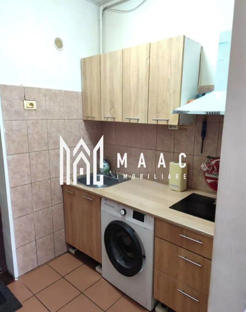 Garsonieră | Parter | Mobilată și utilată | Terezian - Maac Imobiliare prezintă spre vânzare o garsonieră situată la parter, cu o suprafață utilă de 22 mp, ideală pentru locuit sau investiție. Garsoniera este compartimentată practic în hol, bucătărie, baie și dormitor și se vinde complet mobilată și utilată. Imobilul dispune de tâmplărie termopan, parchet și centrală termică proprie. Baia este finisată cu gresie și faianță și este dotată cu cabină de duș, iar bucătăria este mobilată și utilată. Proprietatea este potrivită pentru închiriere, existând posibilitatea de preluare a chiriașului. Pentru mai multe informații și programarea unei vizionări, vă rugăm să menționați ID anunț: CP2869345. }}