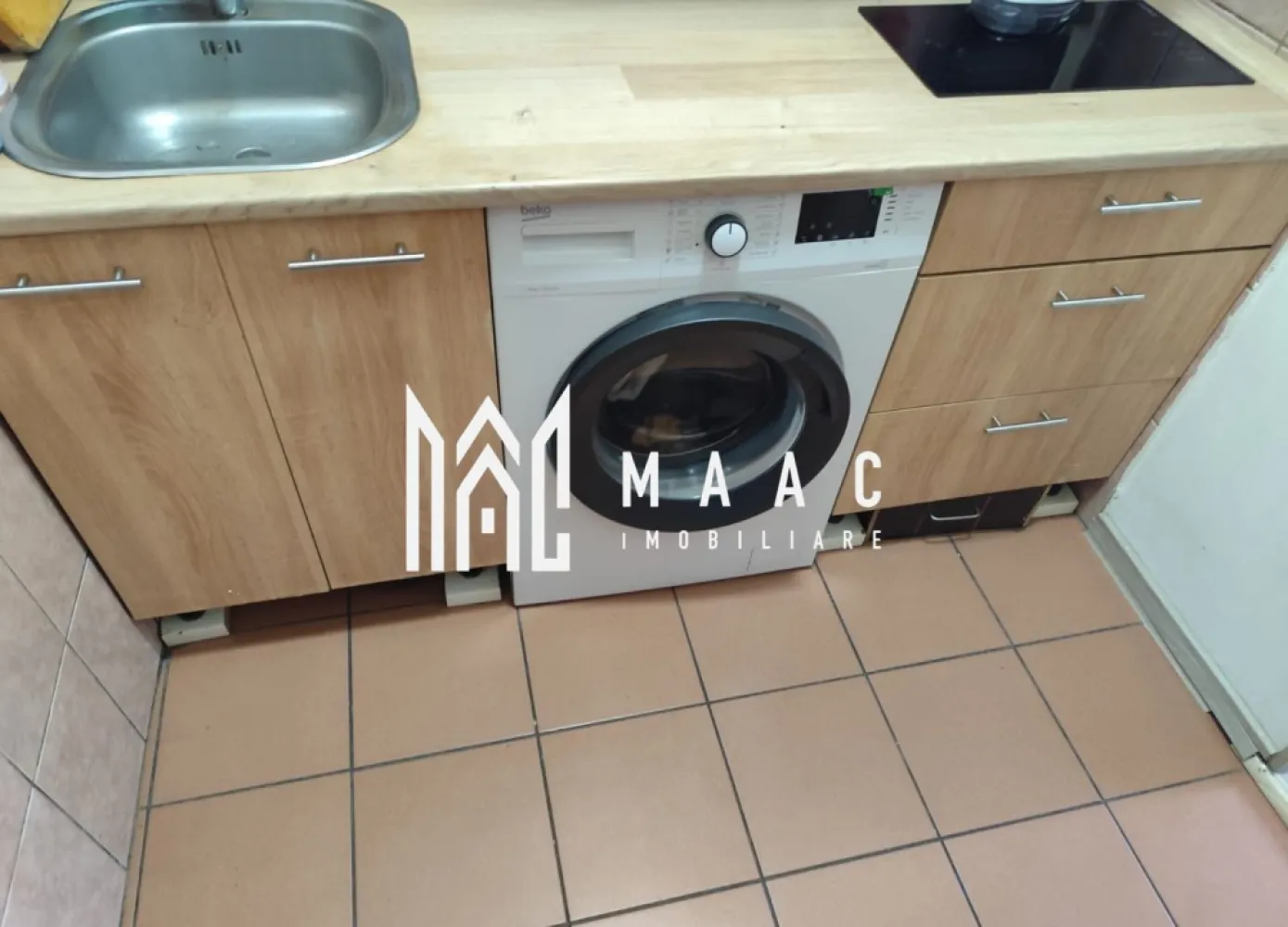 Garsonieră | Parter | Mobilată și utilată | Terezian - Maac Imobiliare prezintă spre vânzare o garsonieră situată la parter, cu o suprafață utilă de 22 mp, ideală pentru locuit sau investiție. Garsoniera este compartimentată practic în hol, bucătărie, baie și dormitor și se vinde complet mobilată și utilată. Imobilul dispune de tâmplărie termopan, parchet și centrală termică proprie. Baia este finisată cu gresie și faianță și este dotată cu cabină de duș, iar bucătăria este mobilată și utilată. Proprietatea este potrivită pentru închiriere, existând posibilitatea de preluare a chiriașului. Pentru mai multe informații și programarea unei vizionări, vă rugăm să menționați ID anunț: CP2869345. }}