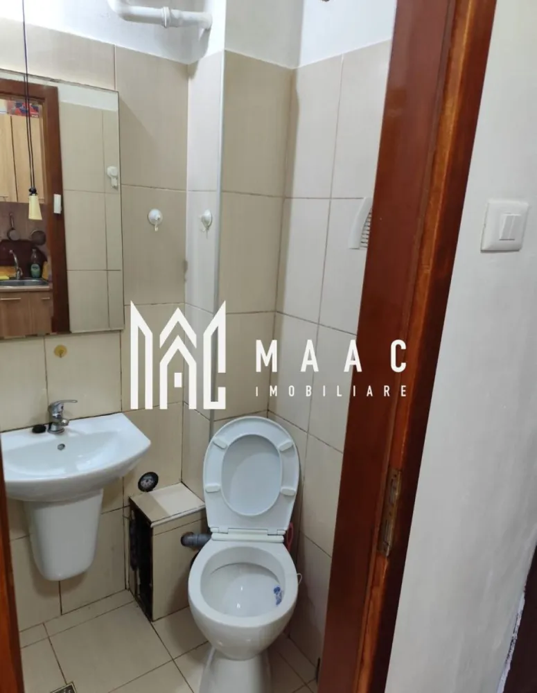 Garsonieră | Parter | Mobilată și utilată | Terezian - Maac Imobiliare prezintă spre vânzare o garsonieră situată la parter, cu o suprafață utilă de 22 mp, ideală pentru locuit sau investiție. Garsoniera este compartimentată practic în hol, bucătărie, baie și dormitor și se vinde complet mobilată și utilată. Imobilul dispune de tâmplărie termopan, parchet și centrală termică proprie. Baia este finisată cu gresie și faianță și este dotată cu cabină de duș, iar bucătăria este mobilată și utilată. Proprietatea este potrivită pentru închiriere, existând posibilitatea de preluare a chiriașului. Pentru mai multe informații și programarea unei vizionări, vă rugăm să menționați ID anunț: CP2869345. }}