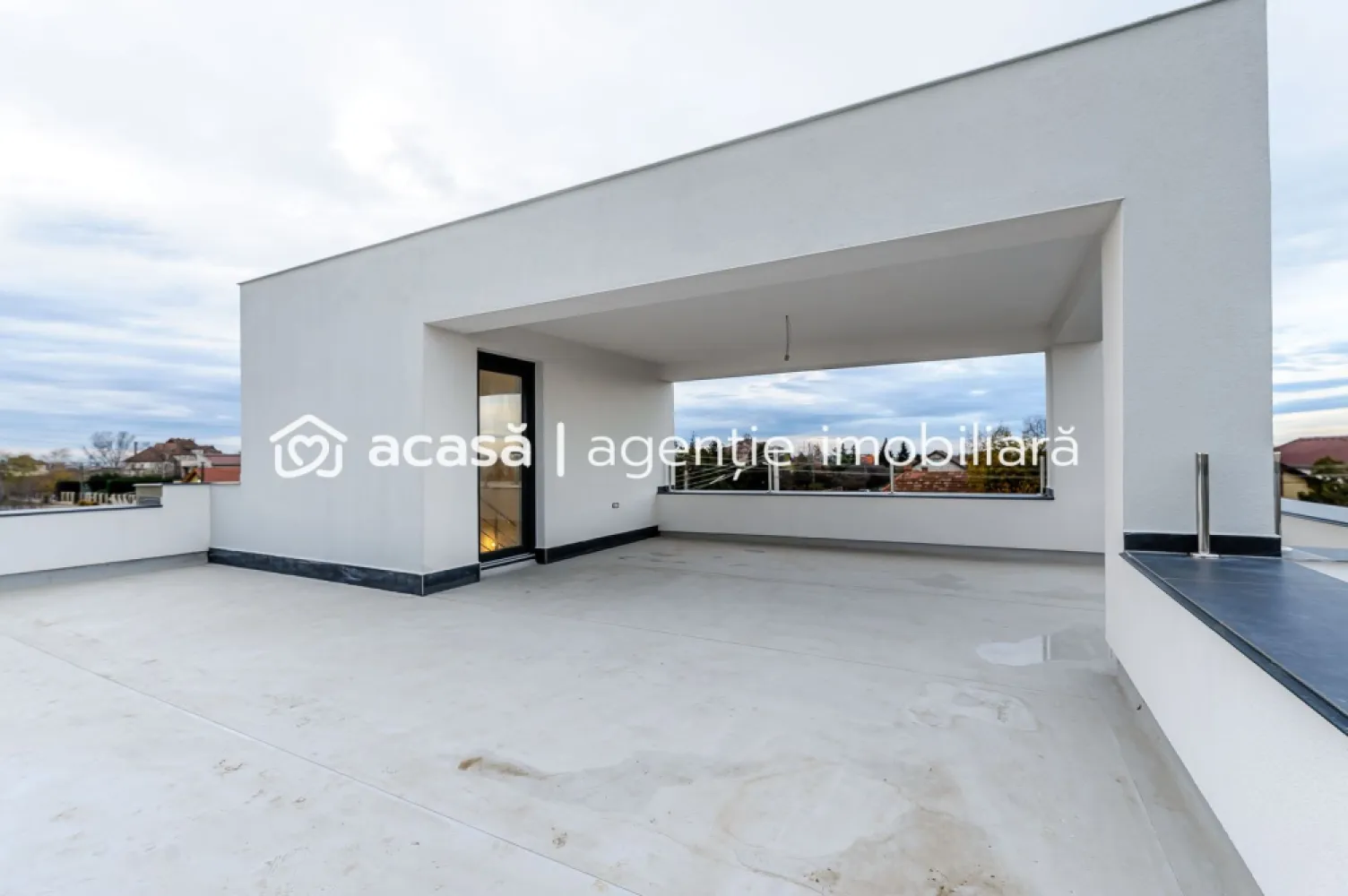 Casă nouă 2025 cu terasă rooftop – 5 camere, design modern, în Gai - Vă propunem spre achiziție o casă modernă, finalizată în 2025, ideală pentru o familie care își dorește confort, funcționalitate și un stil de viață contemporan. Amplasată în cartierul Gai, într-o zonă în plină dezvoltare, proprietatea se remarcă prin arhitectura sa modernă și prin facilitățile premium pe care le oferă.

Preț: 260.000 € (TVA inclus) | COMISION 0%
Contact: Sebastian Nica – 0722 252 639

Detalii proprietate:
Suprafață teren: 222 mp
Configurație: 5 camere
Dormitoare: 4
Băi: 3
An construcție: 2025 (casă nouă, neutilizată)
Terasa circulabilă tip rooftop – ideală pentru relaxare, hobby-uri sau amenajări outdoor moderne
Curte cu întreținere ușoară, perfectă pentru familii ocupate sau pentru amenajări personalizate

Dotări și beneficii:
Centrală proprie + încălzire în pardoseală pentru confort sporit
Compartimentare ergonomică, gândită pentru familii cu copii
Design modern, linii curate și finisaje contemporane
Zonă în expansiune, cu imobile noi în vecinătate – fără case vechi
Ideală atât pentru locuință personală, cât și pentru investiție pe termen lung
Acces rapid către principalele zone ale orașului

Pentru detalii și vizionare:
Sebastian Nica – 0722 252 639

Nu dispui de toată suma? Te ajutăm noi gratuit! Îți obținem oferte de la 16 bănci.

Ai o proprietate de vânzare în Arad și vrei să știi cât valorează cu adevărat?
Sună-mă pentru o evaluare gratuită, fără obligații.

Birou: ACASĂ | Agenție imobiliară Arad
Bulevardul Decebal 2, Arad 310133