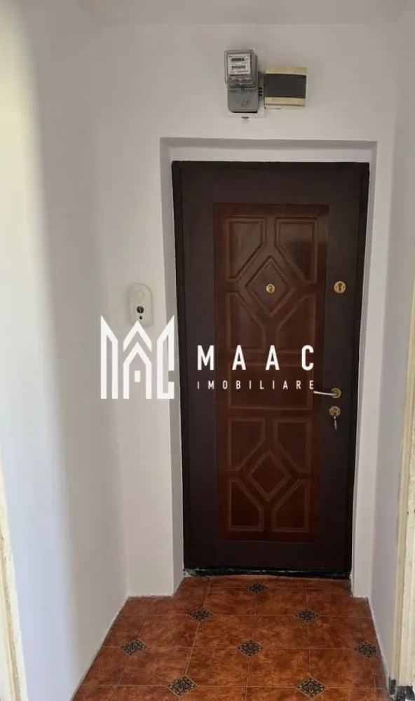 Apartament 2 camere | Balcon | Renovat | Central-Cisnadie - MAAC Imobiliare vă propune spre vânzare un apartament cu 2 camere situat în Cisnădie, o zonă rezidențială apreciată pentru liniște și accesibilitate, potrivit atât pentru locuință proprie, cât și pentru investiție.

Apartamentul beneficiază de o compartimentare practică și funcțională, cu spații bine delimitate, oferind confort și posibilitatea de personalizare după preferințe.

Compartimentare:
-Hol de acces
-Bucătărie separată și închisă
-Living cu acces pe balcon
-Dormitor
-Baie
-Imobilul se vinde parțial renovat, oferind oportunitatea amenajării interioare după bunul plac al viitorului proprietar.

Beneficii:
-Izolație exterioară
-Acoperiș
-Interfon
-Loc de parcare inclus

Pentru mai multe detalii și programarea unei vizionări, vă rugăm să menționați la telefon numărul CP2802723.