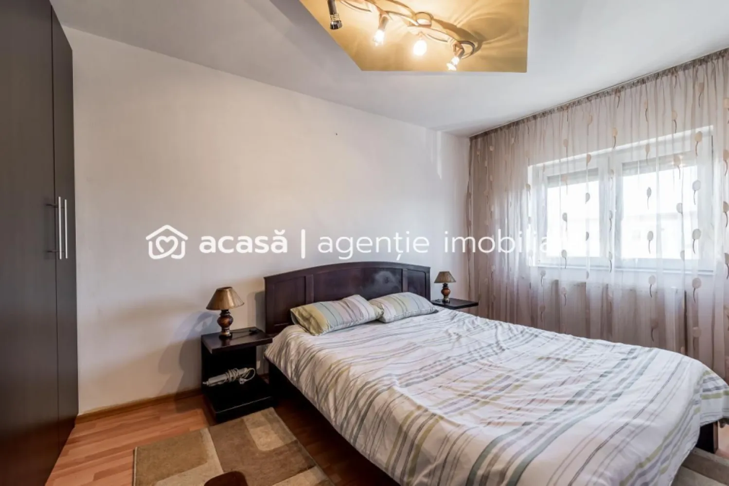 REZERVAT! Apartament 2 camere - Micalaca - COMISION 0% - Vă propunem spre vânzare un apartament cu 2 camere semidecomandat, situat în zona Piața Miorița din cartierul Micălaca, Arad

📐 Suprafață construită: 71 mp (conform CF)
🏢 Etaj: 4/4

Compartimentare:
- sufragerie spațioasă
- dormitor
- bucătărie cu cămară
- baie
- balcon
-2 holuri

Dotări și avantaje:
- se vinde mobilat și utilat
- geamuri termopan cu rolete
- centrală termică pe gaz

Apartamentul este ideal atât pentru locuință personală cât și pentru investiție, fiind potrivit pentru închiriere pe termen lung.
📍 Locația este excelentă, în apropiere de mijloace de transport, magazine și puncte de interes din Micălaca.

Pentru mai multe detalii, dar si pentru a programa o vizionare: 0755 274 519 - Daniel Hord - Consultant imobiliar.

Nu dispui de toată suma? Te ajutăm noi gratuit! Îți obținem oferte de la 16 bănci.
Ai o proprietate de vânzare în Arad și vrei să știi cât valorează cu adevărat?
Sună-mă pentru o evaluare GRATUITĂ!

Birou: ACASĂ | Agenție imobiliară Arad
Adresă: Bulevardul Decebal 2, Arad 310133