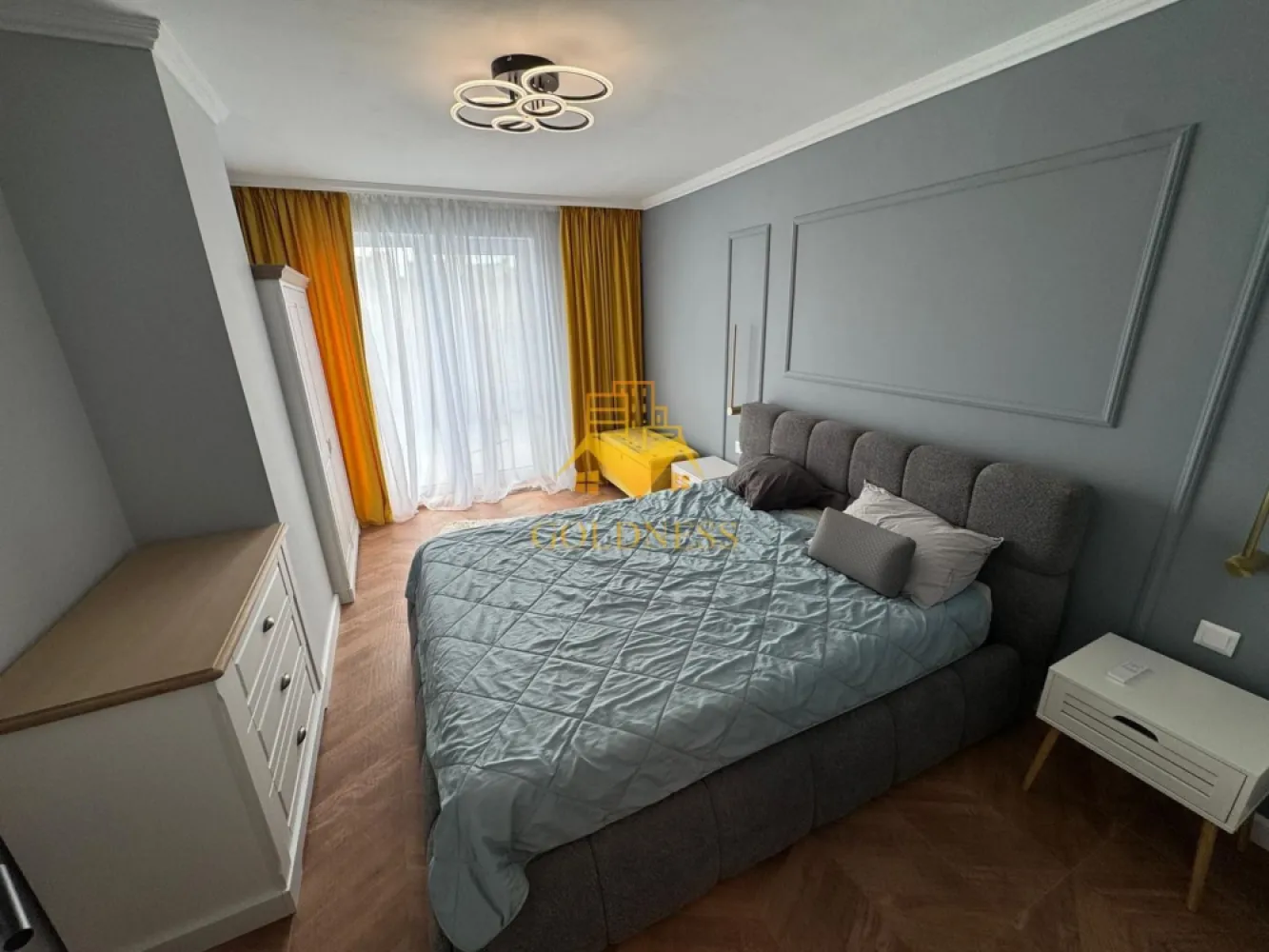 2 camere, Premium, bloc nou, Soporului Zona Baza Sportiva, Iulius Mall - GOLDNESS Imobiliare vă propune spre închiriere un apartament cu 2 camere complet mobilat și utilat, la etajul 2 într-un imobil de 8 etaje, în Cartierul Gheorgheni.
Dispune de parcare subterana inclusa in pret!
Se află în apropierea stațiilor de transport în comun, magazine, restaurante, spații verzi, farmacii, etc. 

Apartamentul este compartimentat astfel:
 - dormitor cu pat matrimonial, dressing, noptiere
 - living cu bucatarie open space complet utilată și mobilată, canapea extensibilă, loc de servit masa 
 - baie cu cabina de dus, calorifer port prosop și dulap pentru depozitare.
 - terasa de 20 mp.

Imobilul este dotat cu toate cele necesare- centrală proprie, frigider, aragaz, hotă, mașină de spălat haine, etc. 

Dacă sunteți interesați de acest apartament și doriți să îl vizionați, dar și pentru alte oferte nu ezitați să ne contactați telefonic sau prin e-mail. Vă stăm la dispoziție!
Pentru intermediere se percepe un comision de 50% din prețul chiriei!