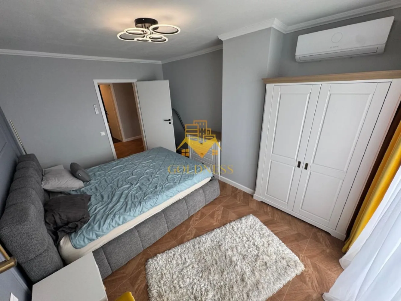 2 camere, Premium, bloc nou, Soporului Zona Baza Sportiva, Iulius Mall - GOLDNESS Imobiliare vă propune spre închiriere un apartament cu 2 camere complet mobilat și utilat, la etajul 2 într-un imobil de 8 etaje, în Cartierul Gheorgheni.
Dispune de parcare subterana inclusa in pret!
Se află în apropierea stațiilor de transport în comun, magazine, restaurante, spații verzi, farmacii, etc. 

Apartamentul este compartimentat astfel:
 - dormitor cu pat matrimonial, dressing, noptiere
 - living cu bucatarie open space complet utilată și mobilată, canapea extensibilă, loc de servit masa 
 - baie cu cabina de dus, calorifer port prosop și dulap pentru depozitare.
 - terasa de 20 mp.

Imobilul este dotat cu toate cele necesare- centrală proprie, frigider, aragaz, hotă, mașină de spălat haine, etc. 

Dacă sunteți interesați de acest apartament și doriți să îl vizionați, dar și pentru alte oferte nu ezitați să ne contactați telefonic sau prin e-mail. Vă stăm la dispoziție!
Pentru intermediere se percepe un comision de 50% din prețul chiriei!