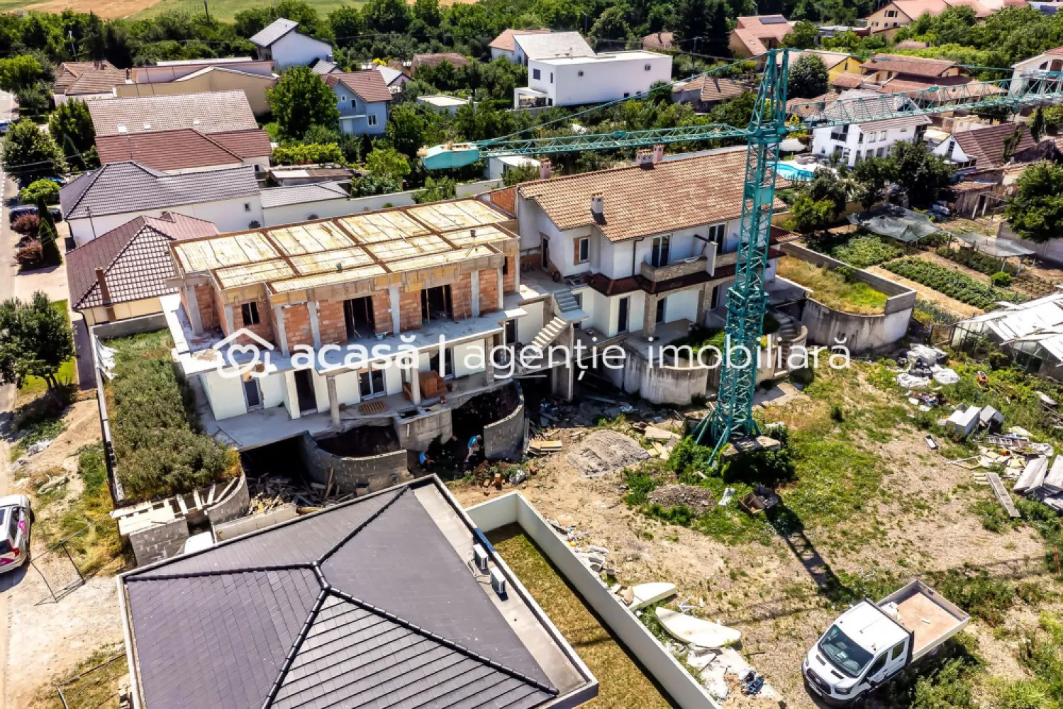 Apartament nou cu 3 camere și grădină in Subcetate Comision 0 - Vă propunem spre vânzare un apartament complet decomandat, amplasat la parter într-un imobil nou, in constructie, localizat in cartierul Subcetate

Compartimentare interioară – 80 mp utili:
Dormitor matrimonial cu balcon propriu
Dormitor secundar
Living spațios, cu acces la al doilea balcon
Bucătărie separată
Zonă de dining bine delimitată
Baie principală de 6 mp
Baie de serviciu
Dressing generos de 4 mp
Hol de acces și intrare separată

Facilități suplimentare:
2 terase generoase în fața și una în spate + spațiu verde

Parcare subterană de 50 mp, ideală pentru 2 autoturisme și spațiu de depozitare

Dotări tehnice și finisaje:
Construcție solidă: beton armat + zidărie Porotherm
Termoizolație exterioară cu polistiren de 100 mm
Ferestre Salamander cu trei foi de sticlă (alb interior / antracit exterior) – izolare termică și fonică superioară
Încălzire prin pardoseală în întreg apartamentul
Instalații electrice GEWISS – calitate și fiabilitate

📞 Pentru detalii și programarea unei vizionări:
Blaga Flavius – 0754467525 Consultant imobiliar acreditat APAIR (Asociația Profesională a Agenților Imobiliari din România)

Nu dispui de toată suma? Te ajutăm noi gratuit! Îți obținem oferte de la 16 bănci.
Ai o proprietate de vânzare în Arad și vrei să știi cât valorează cu adevărat?

Birou: ACASĂ | Agenție imobiliară Arad
Adresă: Bulevardul Decebal 2, Arad 310133