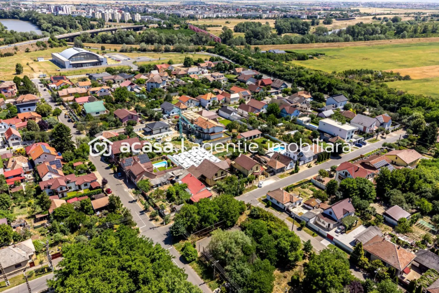 Apartament nou cu 3 camere și grădină in Subcetate Comision 0 - Vă propunem spre vânzare un apartament complet decomandat, amplasat la parter într-un imobil nou, in constructie, localizat in cartierul Subcetate

Compartimentare interioară – 80 mp utili:
Dormitor matrimonial cu balcon propriu
Dormitor secundar
Living spațios, cu acces la al doilea balcon
Bucătărie separată
Zonă de dining bine delimitată
Baie principală de 6 mp
Baie de serviciu
Dressing generos de 4 mp
Hol de acces și intrare separată

Facilități suplimentare:
2 terase generoase în fața și una în spate + spațiu verde

Parcare subterană de 50 mp, ideală pentru 2 autoturisme și spațiu de depozitare

Dotări tehnice și finisaje:
Construcție solidă: beton armat + zidărie Porotherm
Termoizolație exterioară cu polistiren de 100 mm
Ferestre Salamander cu trei foi de sticlă (alb interior / antracit exterior) – izolare termică și fonică superioară
Încălzire prin pardoseală în întreg apartamentul
Instalații electrice GEWISS – calitate și fiabilitate

📞 Pentru detalii și programarea unei vizionări:
Blaga Flavius – 0754467525 Consultant imobiliar acreditat APAIR (Asociația Profesională a Agenților Imobiliari din România)

Nu dispui de toată suma? Te ajutăm noi gratuit! Îți obținem oferte de la 16 bănci.
Ai o proprietate de vânzare în Arad și vrei să știi cât valorează cu adevărat?

Birou: ACASĂ | Agenție imobiliară Arad
Adresă: Bulevardul Decebal 2, Arad 310133
