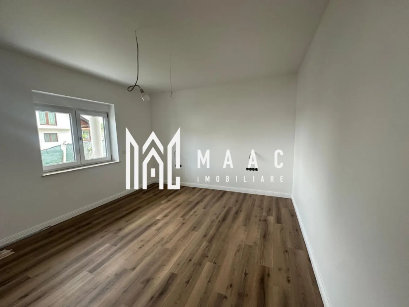 Casa moderna | 5 Camere | 245 MPU | Cisnadie - MAAC Imobiliare va propune spre vanzare:
Casă modernă în Cisnădie – predare la cheie, teren 630 mp, acces din două străzi

Vă prezentăm o locuință modernă și spațioasă, situată într-o zonă liniștită din Cisnădie, ideală pentru o familie care își dorește confort, intimitate și acces rapid către Sibiu.

Proprietatea beneficiază de acces din două străzi, oferind un plus de accesibilitate și confort, iar terenul generos de 630 mp oferă suficient spațiu pentru relaxare, amenajare grădină sau zonă de recreere.

Casa are o suprafață utilă totală de aproximativ 247 mp și este compartimentată eficient, cu:

* living generos și luminos
* bucătărie separată
* camara
* camera centrala
* 4 camere
* dressing
* 3 băi
* spații de depozitare
* garaj integrat
* terasă spațioasă

Locuința se predă complet la cheie, cu finisaje moderne, instalații complete și materiale de calitate, fiind pregătită pentru mutare imediată.

Avantaje:
✔ predare la cheie
✔ teren 630 mp
✔ acces din două străzi
✔ zonă liniștită
✔ compartimentare practică
✔ garaj integrat
✔ acces rapid către Sibiu

O proprietate ideală pentru cei care caută o casă modernă, spațioasă și bine poziționată într-o zonă în plină dezvoltare.

Contact MAAC Imobiliare: Sună acum pentru mai multe detalii sau pentru a programa o vizionare specificati : CP2335946