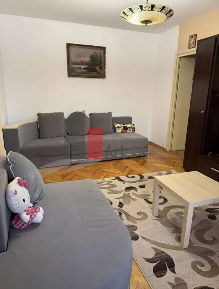 0% Comision, Apartament de vanzare 3 cam zona Pajura/ Loc de Parcare Inclus - 0% Comision, Vânzare Apartament 3 camere – Zona Pajura | Loc de Parcare ADP | Bloc Reabilitat | Etaj 2

Se oferă spre vânzare un apartament cu 3 camere situat în zona liniștită Pajura, o locație recunoscută pentru numeroasele sale spații verzi și atmosfera calmă. Locuința se află la etajul 2 al unui imobil cu 4 niveluri, fiind ideală pentru o familie care își dorește un cămin gata de locuit, într-un bloc reabilitat termic și cu acces rapid la infrastructura urbană.

Proprietatea se vinde complet mobilată și utilată, beneficiind de avantajul major al unui loc de parcare plătit la ADP Sector 1, o facilitate extrem de valoroasă în această zonă. Apartamentul este bine întreținut și oferă o compartimentare funcțională ce maximizează fiecare metru pătrat.

Detalii spațiu:

Suprafață utilă de 54 mp ( nu a fost inclus balconul) optimizată pentru un confort cotidian sporit

Situat la etajul 2 al unui imobil cu regim mic de înălțime (P+4)

Bloc reabilitat termic, asigurând o izolare excelentă și facturi reduse

Complet mobilat și utilat, gata pentru mutare imediată

Compartimentare cu 3 camere luminoase și bine aerisite

Utilități și facilități:

Sistem de încălzire prin rețeaua de termoficare a orașului

Contorizare individuală cu apometre pentru un control precis al consumului

Dispune de loc de parcare nominal, plătit la ADP Sector 1

Toate utilitățile disponibile respectiv apă, gaz, curent și canalizare

Scară de bloc curată, cu vecini civilizați și mediu securizat

Avantaje:

Localizare excelentă la aproximativ 800m de stația de metrou Jiului (cca. 10 minute de mers pe jos)

Etaj intermediar ideal (2/4) ce oferă echilibru termic și acces facil fără lift

Loc de parcare propriu, eliminând stresul găsirii unui spațiu în zona rezidențială

Proximitate față de parcuri, școli, grădinițe și centre comerciale (Kaufland, Penny)

Eficiență energetică ridicată datorită programului de reabilitare termică finalizat

Condiții de vânzare:

Preț negociabil

Toate actele sunt pregătite pentru vânzare (cadastru, intabulare, certificat energetic)

Disponibilitate pentru vizionări cu programare prealabilă

Pentru mai multe detalii sau pentru programarea unei vizionări în Pajura, vă stăm la dispoziție.