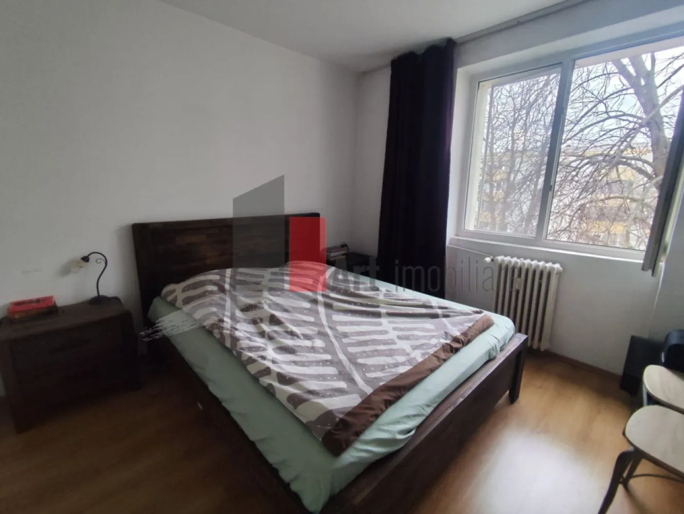 0% Comision - Apartament de vanzare in zona Basarabia/Arena Nationala - Apartament 2 camere de vânzare – zonă liniștită | Aproape de Arena Națională | Renovat

Se oferă spre vânzare un apartament de 2 camere, semidecomandat, situat într-o zonă curată și liniștită, retras de la bulevard, ceea ce oferă un plus de confort și intimitate. Proprietatea se află în apropiere de Arena Națională și oferă acces rapid la punctele de interes și mijloacele de transport.

Apartamentul are o suprafață utilă de aproximativ 53 mp și este amplasat la etajul 3 din 4 al unui imobil construit în anul 1969, bloc solid, fără risc seismic, reabilitat termic.

Compartimentare:

Living luminos

Dormitor spațios

Bucătărie închisă

Baie

Hol

Balcon închis

Apartamentul beneficiază de lumină naturală în fiecare cameră, iar poziționarea geamurilor către spatele blocului oferă liniște și confort, ferit de zgomotul bulevardului.

Dotări și facilități:

Apartament cu renovări majore realizate, pregătit pentru utilizare imediată

Complet mobilat

Bloc izolat termic

Încălzire prin sistem de termoficare

Lumină naturală abundentă în fiecare cameră

Loc de parcare disponibil

Avantaje:

Zonă liniștită și verde

Imobil retras de la bulevard, ferit de zgomot

Acces facil către transport public

Stația de metrou Piața Muncii la aproximativ 15–20 minute de mers pe jos

Proximitate față de Arena Națională

Ideal atât pentru locuit, cât și pentru investiție

Alte informații:

Etaj 3 din 4

Nu se percepe comision

Acest apartament reprezintă o alegere excelentă pentru cei care caută un spațiu confortabil, luminos și pregătit pentru mutare imediată, într-o zonă sigură și liniștită, dar cu acces rapid către principalele puncte de interes ale orașului.