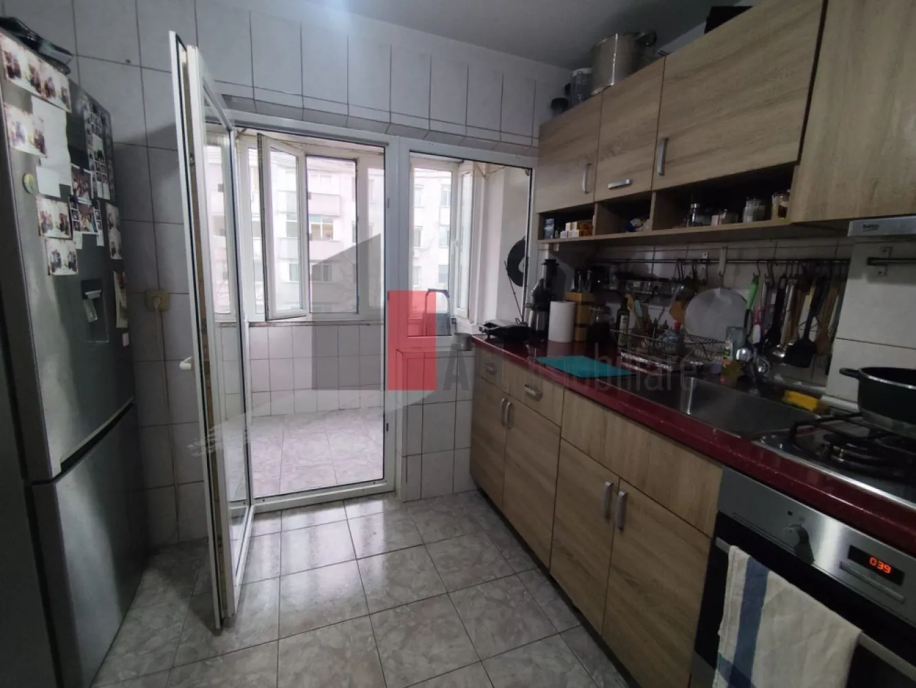 0% Comision - Apartament de vanzare in zona Basarabia/Arena Nationala - Apartament 2 camere de vânzare – zonă liniștită | Aproape de Arena Națională | Renovat

Se oferă spre vânzare un apartament de 2 camere, semidecomandat, situat într-o zonă curată și liniștită, retras de la bulevard, ceea ce oferă un plus de confort și intimitate. Proprietatea se află în apropiere de Arena Națională și oferă acces rapid la punctele de interes și mijloacele de transport.

Apartamentul are o suprafață utilă de aproximativ 53 mp și este amplasat la etajul 3 din 4 al unui imobil construit în anul 1969, bloc solid, fără risc seismic, reabilitat termic.

Compartimentare:

Living luminos

Dormitor spațios

Bucătărie închisă

Baie

Hol

Balcon închis

Apartamentul beneficiază de lumină naturală în fiecare cameră, iar poziționarea geamurilor către spatele blocului oferă liniște și confort, ferit de zgomotul bulevardului.

Dotări și facilități:

Apartament cu renovări majore realizate, pregătit pentru utilizare imediată

Complet mobilat

Bloc izolat termic

Încălzire prin sistem de termoficare

Lumină naturală abundentă în fiecare cameră

Loc de parcare disponibil

Avantaje:

Zonă liniștită și verde

Imobil retras de la bulevard, ferit de zgomot

Acces facil către transport public

Stația de metrou Piața Muncii la aproximativ 15–20 minute de mers pe jos

Proximitate față de Arena Națională

Ideal atât pentru locuit, cât și pentru investiție

Alte informații:

Etaj 3 din 4

Nu se percepe comision

Acest apartament reprezintă o alegere excelentă pentru cei care caută un spațiu confortabil, luminos și pregătit pentru mutare imediată, într-o zonă sigură și liniștită, dar cu acces rapid către principalele puncte de interes ale orașului.