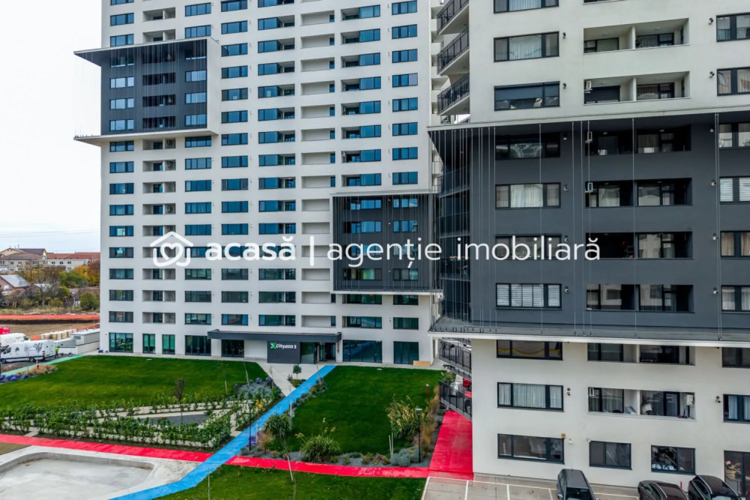 Apartament premium 3 camere în Timișoara cu parcare subterană inclusă - Vă propunem spre vânzare un apartament nou cu 3 camere, spațios și eficient compartimentat, situat în XCity Towers, unul dintre cele mai moderne și bine poziționate ansambluri rezidențiale din Timișoara. Un proiect reper pentru locuirea urbană contemporană, cu accent pe confort, sustenabilitate și valoare pe termen lung.

Apartamentul se vinde direct de la dezvoltator, cu predare în martie 2026, complet finisat la cheie, fiind ideal atât pentru locuire personală, cât și pentru investiție sigură într-o zonă cu cerere ridicată.

Preț: 193.366 € (TVA inclus) | Parcare subterană inclusă în preț
Contact: Sebastian Nica 0722 252 639 

Detalii apartament:
• 3 camere, compartimentare inteligentă
• Suprafață utilă: 82 mp
• Balcon + logie, spații exterioare funcționale
• Living luminos, vitraje mari și expunere excelentă
• Finisaje premium, alese pentru durabilitate și estetică

Dotări și beneficii:
• Încălzire în pardoseală și centrală termică proprie
• Sistem de climatizare modern
• Rolete electrice
• Sistem Smart Home
• Eficiență energetică ridicată, costuri reduse de întreținere
• Materiale și soluții prietenoase cu mediul

Despre ansamblul XCity Towers:
• Arhitectură contemporană și design urban inovator
• Parc privat de aproximativ 6.000 mp, exclusiv pentru rezidenți
• Zone de relaxare și spații dedicate comunității
• Acces rapid către centre comerciale, mijloace de transport, școli și zone verzi
• Ansamblu cu potențial ridicat de apreciere și foarte căutat pentru închiriere

Pentru detalii suplimentare, disponibilitate și programarea unei vizionări: Sebastian Nica – 0722 252 639

Nu dispui de toată suma? Te ajutăm noi gratuit! Îți obținem oferte de la 16 bănci.

Atenție! Imaginile au caracter informativ, preluate din apartamente finalizate și finisate din cadrul complexului!