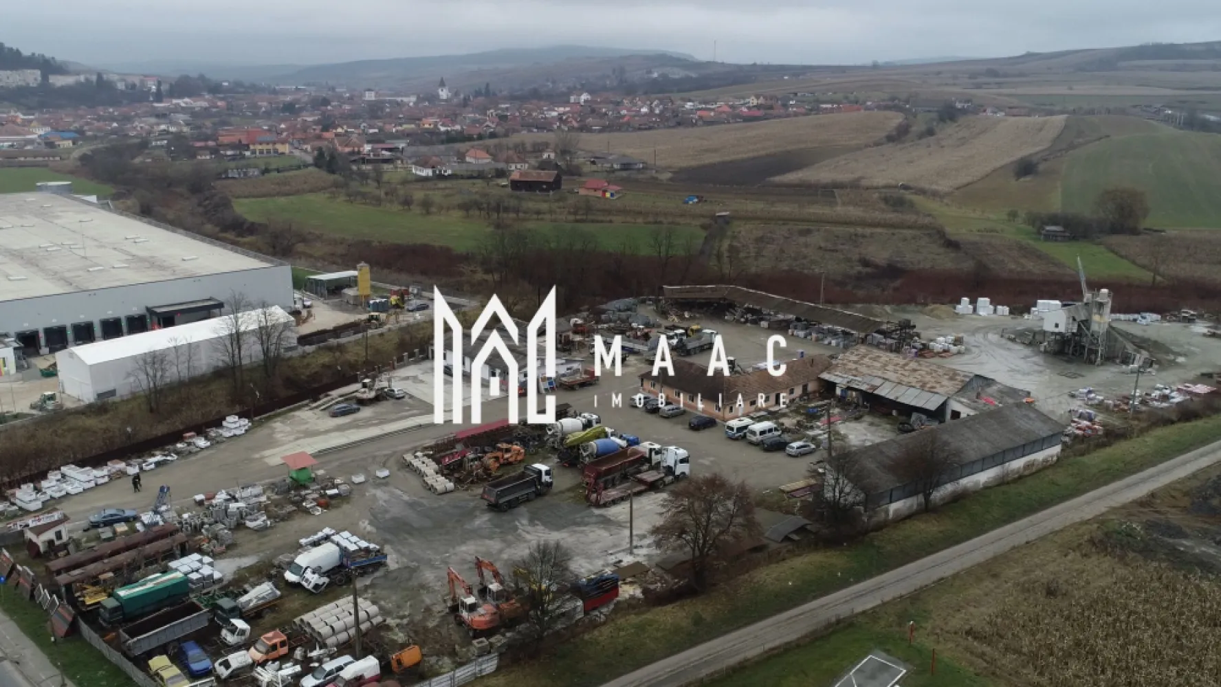 Teren industrial I 18100 mp I St. Betoane I Hale I Agnita - MAAC Imobiliare propune spre vânzare un teren industrial situat la intrarea în orașul Agnita, în apropierea stației de alimentare Euroil.

Caracteristici teren:
- Suprafață totală: 18.100 mp
- Front stradal la DJ: 65 m liniari
- Drum secundar pe lungimea terenului, utilizabil pentru acces
- Vecinătăți: depozitul Harting Agnita și râul Hârtibaciu

Pe teren își desfășoară activitatea o stație de betoane și un magazin de materiale de construcții, ceea ce confirmă utilitatea și potențialul zonei.

Construcții existente:
- Clădire din zidărie de aprox. 250 mp – pretabilă pentru showroom, magazin sau birouri
- Atelier de aprox. 120 mp pentru reparații auto (vehicule mici și mari)
- Clădire administrativă din zidărie de aprox. 300 mp
- Spațiu de depozitare din zidărie de aprox. 300 mp
- Structură metalică acoperită, de aprox. 580 mp, pentru protejarea bunurilor
- Diverse anexe funcționale

Dotări și facilități:
- Stație de sortare și stație de betoane în stare de funcționare
- Cântar industrial pentru mașini de mare tonaj
- Sistem de supraveghere video
- Iluminat nocturn
- Toate utilitățile: curent trifazic, apă, canalizare, gaz

Terenul a fost și este intens utilizat de utilaje grele, oferind un suport real pentru orice tip de construcție sau activitate.

Oportunitate de investiție:
- Poziționare strategică la intrarea în oraș
- Suprafață generoasă și acces multiplu
- Construcții deja existente, funcționale și adaptabile
- Posibilitate de extindere și diversificare a activităților

Această proprietate reprezintă o investiție solidă, cu potențial ridicat de dezvoltare și randament, ideală pentru profesioniști și investitori din domeniul industrial, comercial sau logistic.

Pentru mai multe detalii, contactati MAAC Imobiliare specificând ID CP2853196.