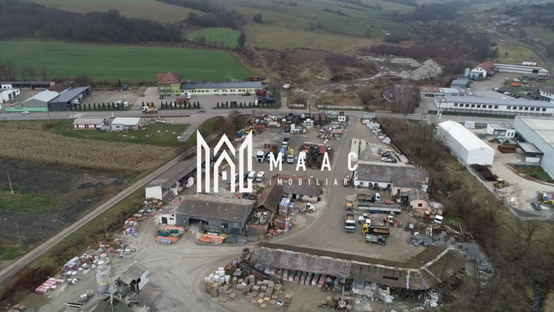 Teren industrial I 18100 mp I St. Betoane I Hale I Agnita - MAAC Imobiliare propune spre vânzare un teren industrial situat la intrarea în orașul Agnita, în apropierea stației de alimentare Euroil.

Caracteristici teren:
- Suprafață totală: 18.100 mp
- Front stradal la DJ: 65 m liniari
- Drum secundar pe lungimea terenului, utilizabil pentru acces
- Vecinătăți: depozitul Harting Agnita și râul Hârtibaciu

Pe teren își desfășoară activitatea o stație de betoane și un magazin de materiale de construcții, ceea ce confirmă utilitatea și potențialul zonei.

Construcții existente:
- Clădire din zidărie de aprox. 250 mp – pretabilă pentru showroom, magazin sau birouri
- Atelier de aprox. 120 mp pentru reparații auto (vehicule mici și mari)
- Clădire administrativă din zidărie de aprox. 300 mp
- Spațiu de depozitare din zidărie de aprox. 300 mp
- Structură metalică acoperită, de aprox. 580 mp, pentru protejarea bunurilor
- Diverse anexe funcționale

Dotări și facilități:
- Stație de sortare și stație de betoane în stare de funcționare
- Cântar industrial pentru mașini de mare tonaj
- Sistem de supraveghere video
- Iluminat nocturn
- Toate utilitățile: curent trifazic, apă, canalizare, gaz

Terenul a fost și este intens utilizat de utilaje grele, oferind un suport real pentru orice tip de construcție sau activitate.

Oportunitate de investiție:
- Poziționare strategică la intrarea în oraș
- Suprafață generoasă și acces multiplu
- Construcții deja existente, funcționale și adaptabile
- Posibilitate de extindere și diversificare a activităților

Această proprietate reprezintă o investiție solidă, cu potențial ridicat de dezvoltare și randament, ideală pentru profesioniști și investitori din domeniul industrial, comercial sau logistic.

Pentru mai multe detalii, contactati MAAC Imobiliare specificând ID CP2853196.