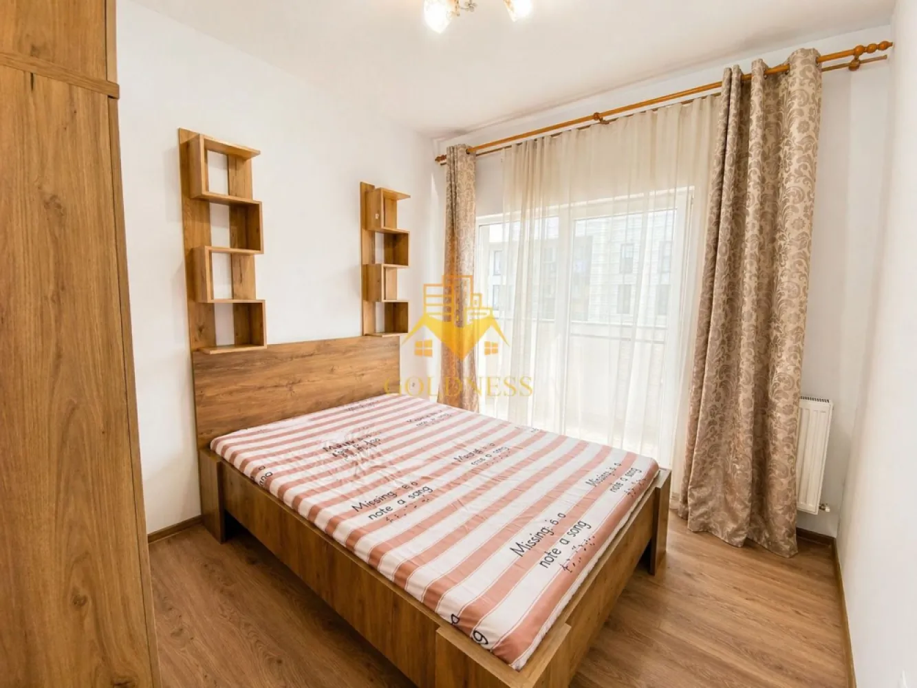 3 camere open space, parcare, Cartierul Marasti, Fabricii, Mega Image - GOLDNESS Imobiliare vă propune spre închiriere un apartament cu 3 camere complet mobilat și utilat, la etajul 5 într-un imobil de 47 etaje, în cartierul Mărăști. 
Apartamentul este compartimentat astfel:

Deține loc de parcare subteran! 

- dormitor cu pat matrimonial, dressing, noptiere
- dormitor cu pat matrimonial, dressing, noptiere
- living cu bucatarie open-space complet utilată, canapea extensibilă, loc de servit masa 
- baie cu cada, calorifer port prosop inox și dulap pentru depozitare.
- balcon 5 mp.

Imobilul este dotat cu toate cele necesare- centrală proprie, mașină de spălat haine, frigider, plită electrică, hotă, etc. 
Se află în apropierea stațiilor de transport în comun, magazine, restaurante, spații verzi, farmacii, etc. 

Dacă sunteți interesați de acest apartament și doriți să îl vizionați, dar și pentru alte oferte sau detalii nu ezitați să ne contactați telefonic sau prin e-mail - goldnessimobiliare@gmail.com. Vă stăm la dispoziție!
Pentru intermediere se percepe un comision de 50% din prețul chiriei!