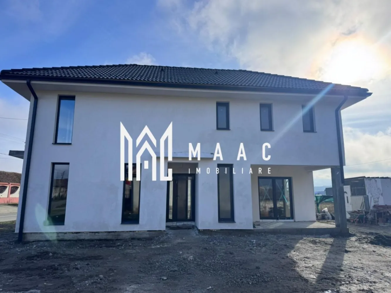 Casa Individuală | 120 MP | Zona Vestem - MAAC Imobiliare îți prezintă o casa deosebita:

 Trăiește în liniște, aproape de natură și oraș! 
Într-una dintre cele mai frumoase și liniștite zone din apropierea Sibiului – Vestem – te așteaptă o casă modernă, ideală pentru familia ta

 Casă individuală - 120 mp utili
 Localizare: Vestem (la doar câteva minute de Sibiu)

 Ce îți oferă:
• Parter + Etaj
• Living generos 
• Bucătărie luminoasă 
• 3 dormitoare confortabile 
• 3 băi moderne 
• 2 balcoane + terasă acoperită 
• Finisaje premium și atenție la detalii 

 Perfectă pentru familii!
 Locație liniștită
 Construcție nouă, materiale de calitate
 Proiect practic și bine compartimentat

 Contactează-ne acum pentru mai multe detalii specificand ID:CP2544898