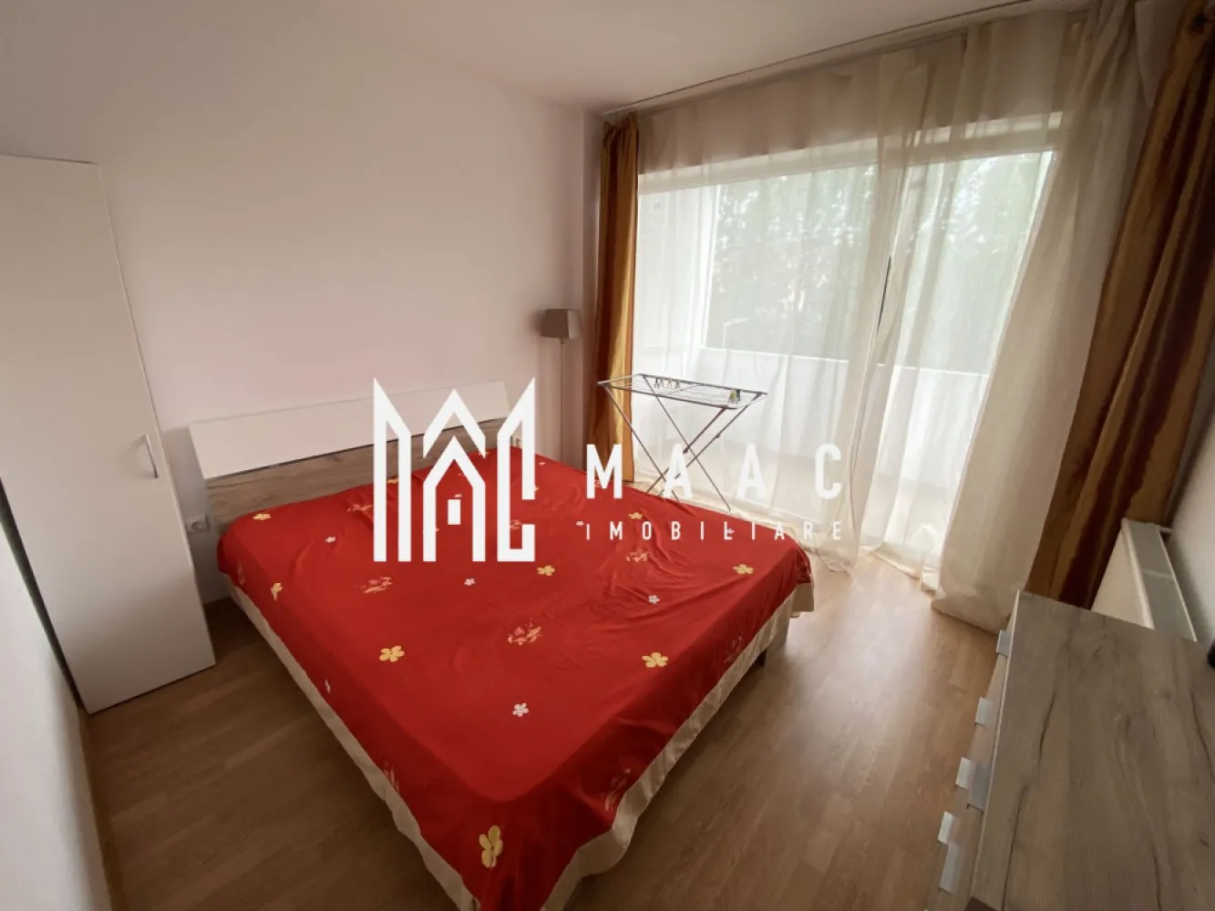 Apartament 2 camere | Decomandat | Etaj 2 | Balcon | Mihai Viteazul - Maac Imobiliare prezintă spre vânzare un apartament cu 2 camere total decomandate, ideal pentru locuit sau investiție, situat într-o zonă centrală și foarte căutată – bulevardul Mihai Viteazul.

Imobilul este poziționat la etajul 2 din 8, într-un bloc prevăzut cu lift, oferind o compartimentare practică și funcțională: bucătărie separată, baie modernă, hol spațios și camere luminoase.

Se vinde complet mobilat și utilat, astfel încât noul proprietar să se poată muta imediat sau să îl închirieze fără investiții suplimentare.

 Suprafață utilă optimă
 Etaj 2/8 | Bloc cu lift
 Compartimentare decomandată
 Bucătărie separată
 Mobilat & utilat complet
 Ideal pentru locuit sau investiție

 Pentru mai multe informații, specificați că ați văzut anunțul cu ID: CP2525292.