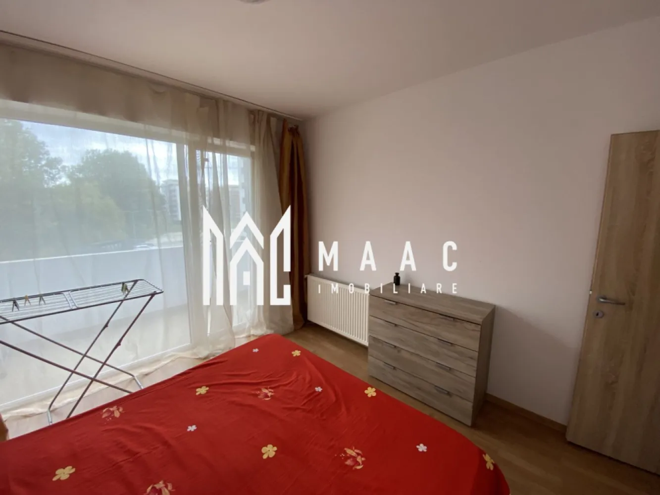 Apartament 2 camere | Decomandat | Etaj 2 | Balcon | Mihai Viteazul - Maac Imobiliare prezintă spre vânzare un apartament cu 2 camere total decomandate, ideal pentru locuit sau investiție, situat într-o zonă centrală și foarte căutată – bulevardul Mihai Viteazul.

Imobilul este poziționat la etajul 2 din 8, într-un bloc prevăzut cu lift, oferind o compartimentare practică și funcțională: bucătărie separată, baie modernă, hol spațios și camere luminoase.

Se vinde complet mobilat și utilat, astfel încât noul proprietar să se poată muta imediat sau să îl închirieze fără investiții suplimentare.

 Suprafață utilă optimă
 Etaj 2/8 | Bloc cu lift
 Compartimentare decomandată
 Bucătărie separată
 Mobilat & utilat complet
 Ideal pentru locuit sau investiție

 Pentru mai multe informații, specificați că ați văzut anunțul cu ID: CP2525292.