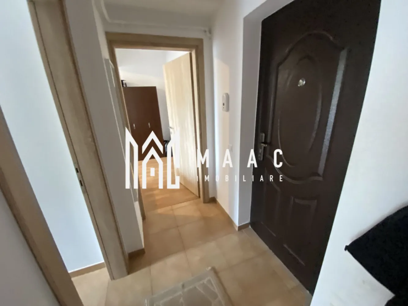 Apartament 2 camere | Decomandat | Etaj 2 | Balcon | Mihai Viteazul - Maac Imobiliare prezintă spre vânzare un apartament cu 2 camere total decomandate, ideal pentru locuit sau investiție, situat într-o zonă centrală și foarte căutată – bulevardul Mihai Viteazul.

Imobilul este poziționat la etajul 2 din 8, într-un bloc prevăzut cu lift, oferind o compartimentare practică și funcțională: bucătărie separată, baie modernă, hol spațios și camere luminoase.

Se vinde complet mobilat și utilat, astfel încât noul proprietar să se poată muta imediat sau să îl închirieze fără investiții suplimentare.

 Suprafață utilă optimă
 Etaj 2/8 | Bloc cu lift
 Compartimentare decomandată
 Bucătărie separată
 Mobilat & utilat complet
 Ideal pentru locuit sau investiție

 Pentru mai multe informații, specificați că ați văzut anunțul cu ID: CP2525292.